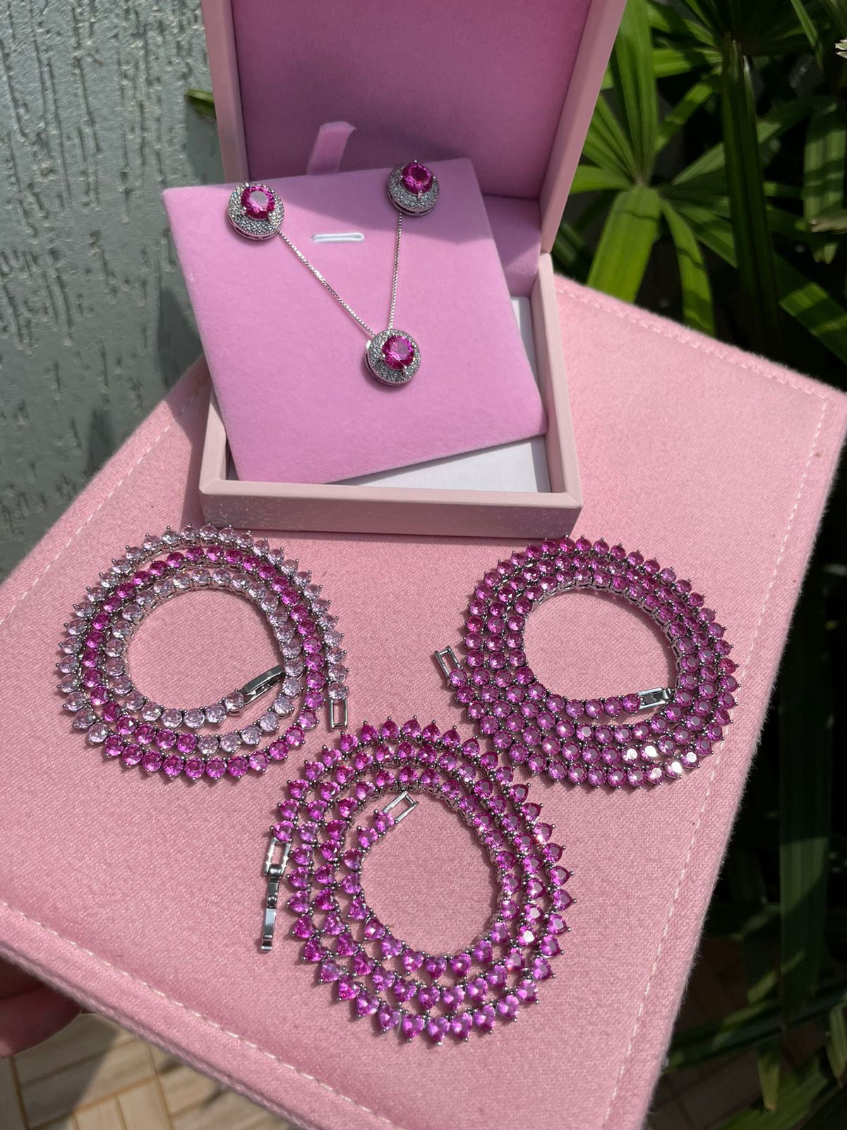 Conjunto Redondo com Zircônia Cristal e Espinélio Rubi em Banho de Ródio Branco