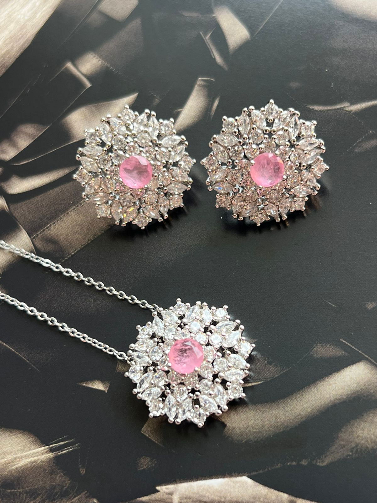 Conjunto Redondo com Zircônia Cristal e Fusion Rosa em Banho de Ródio Branco