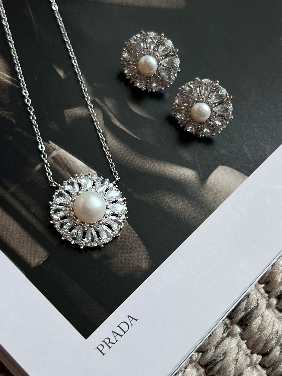 Conjunto Redondo com Zircônia Cristal e Pérola em Banho de Ródio Branco