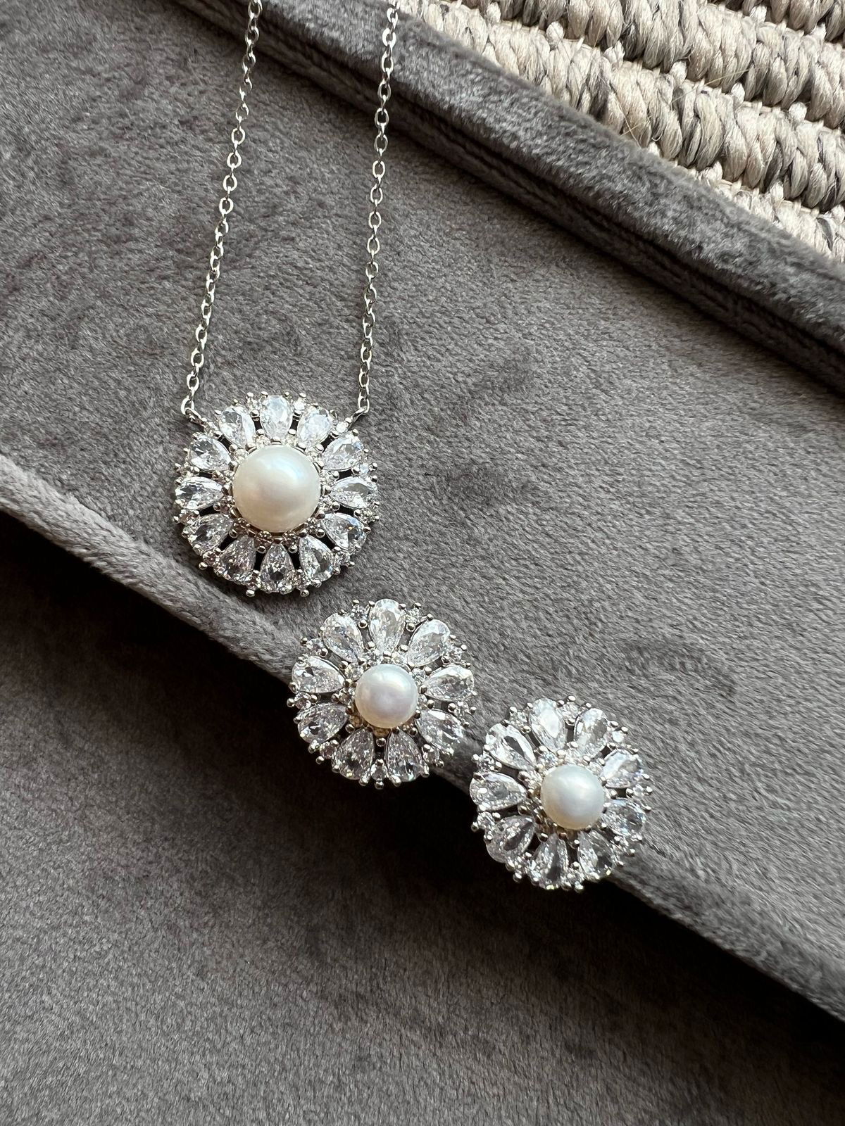 Conjunto Redondo com Zircônia Cristal e Pérola em Banho de Ródio Branco