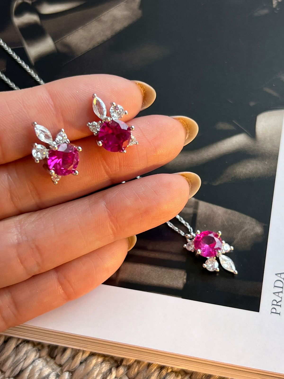 Conjunto Redondo com Zircônia Cristal e Pink em Banho Ródio Branco