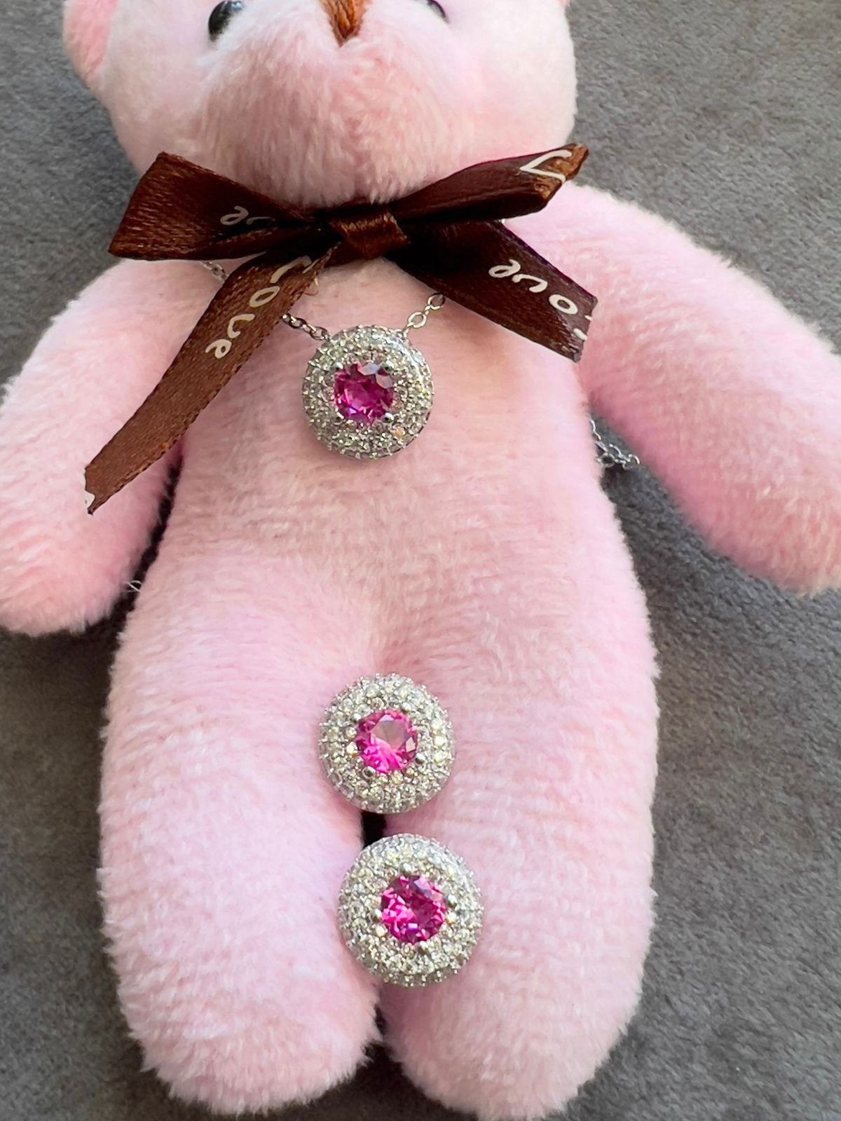 Conjunto Redondo com Zircônia Cristal e Rosa Pink em Banho de Ródio Branco