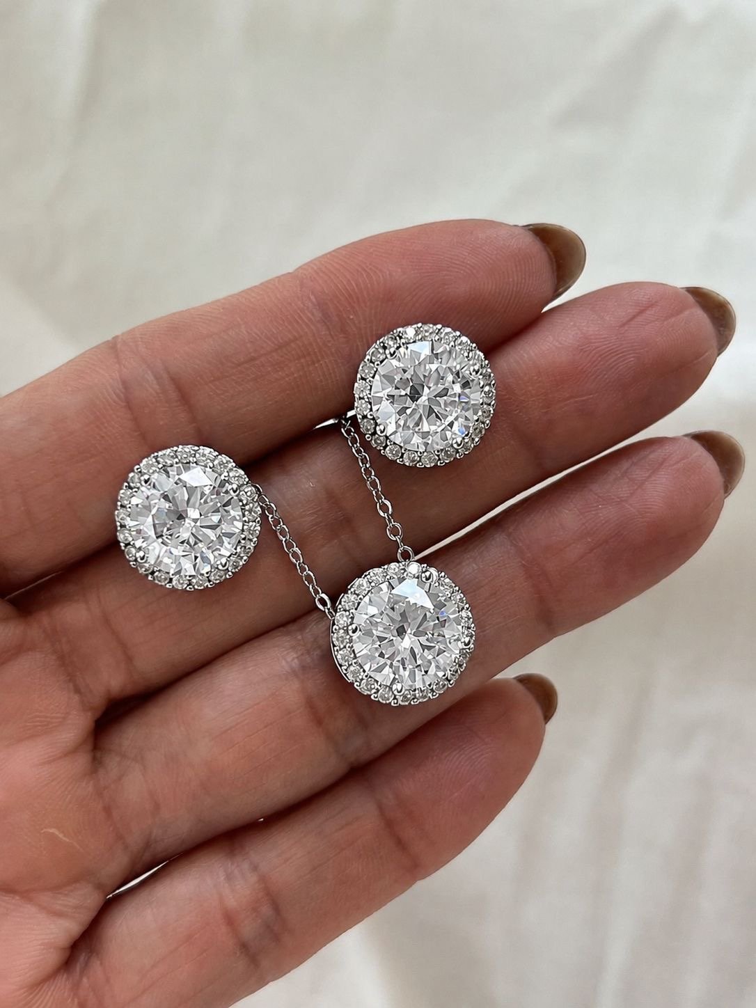 Conjunto Redondo com Zircônia Cristal em Volta em Banho de Ródio Branco