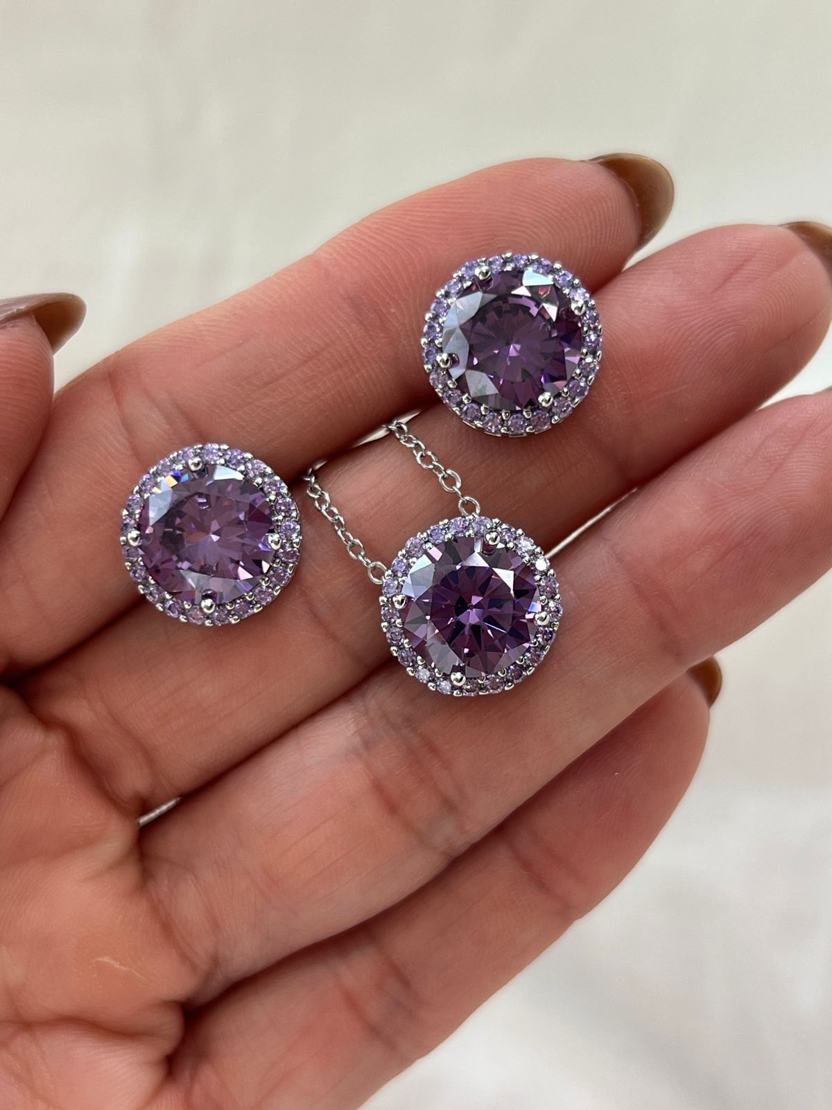 Conjunto Redondo com Zircônia Lilás em Banho de Ródio Branco