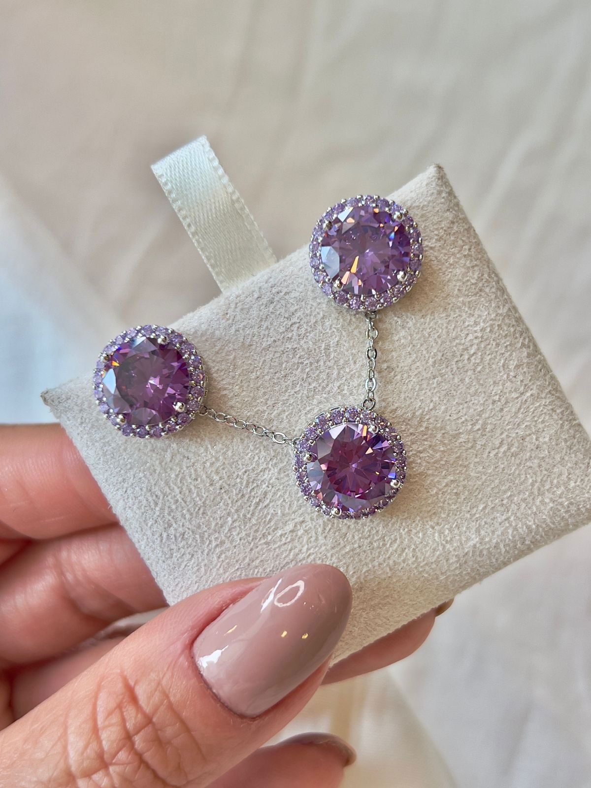 Conjunto Redondo com Zircônia Lilás em Banho de Ródio Branco