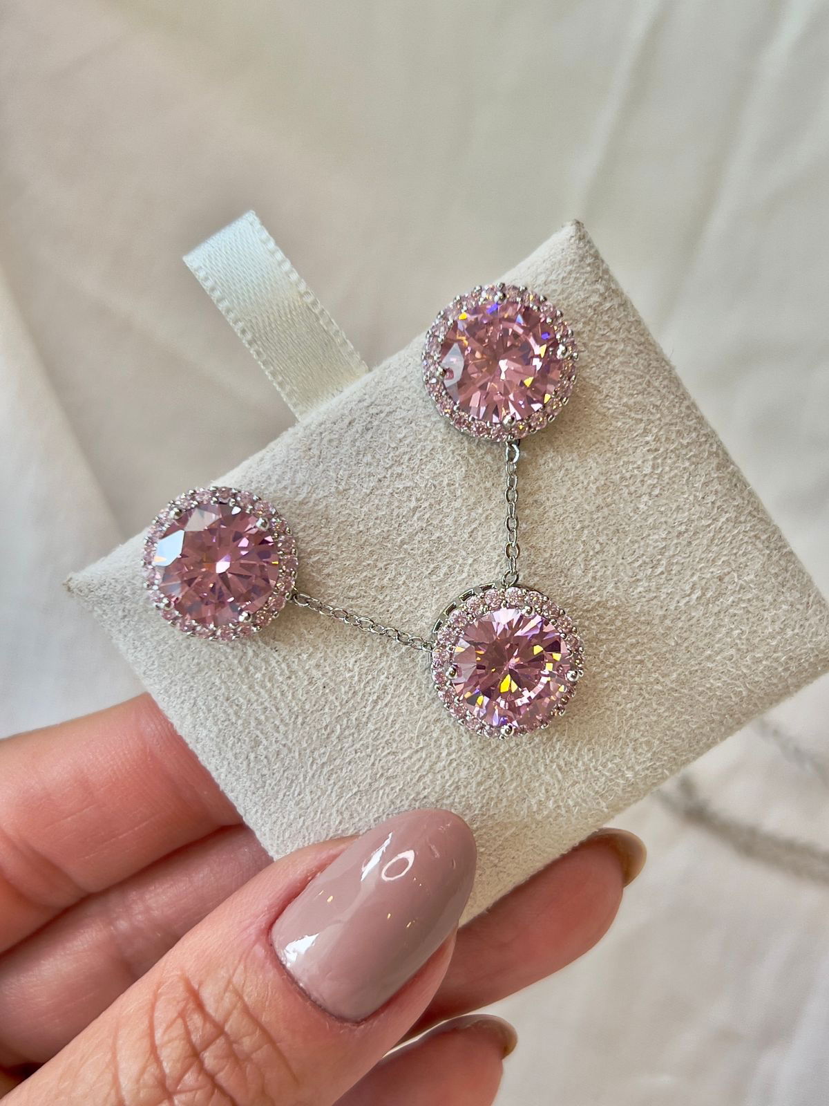 Conjunto Redondo com Zircônia Rosa Claro em Banho de Ródio Branco