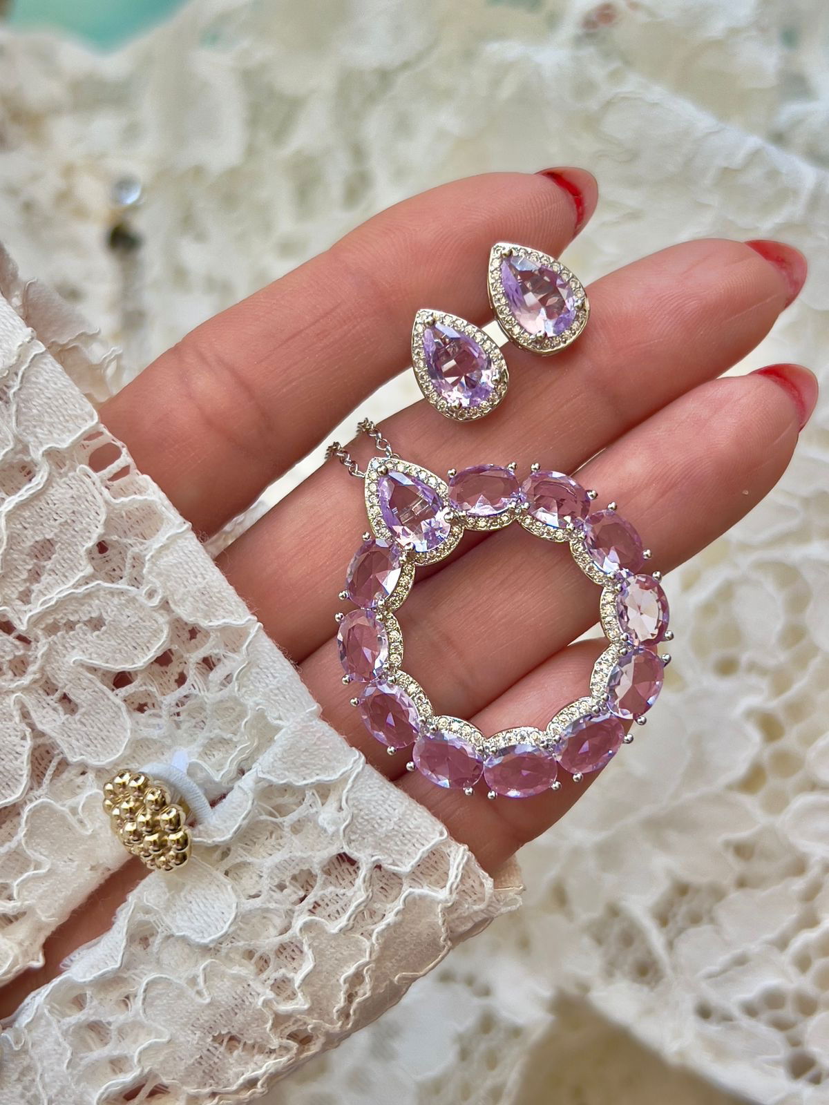 Conjunto Redondo e Gota com Zircônia Kunzita Lilás e Cristal em Banho de Ródio Branco