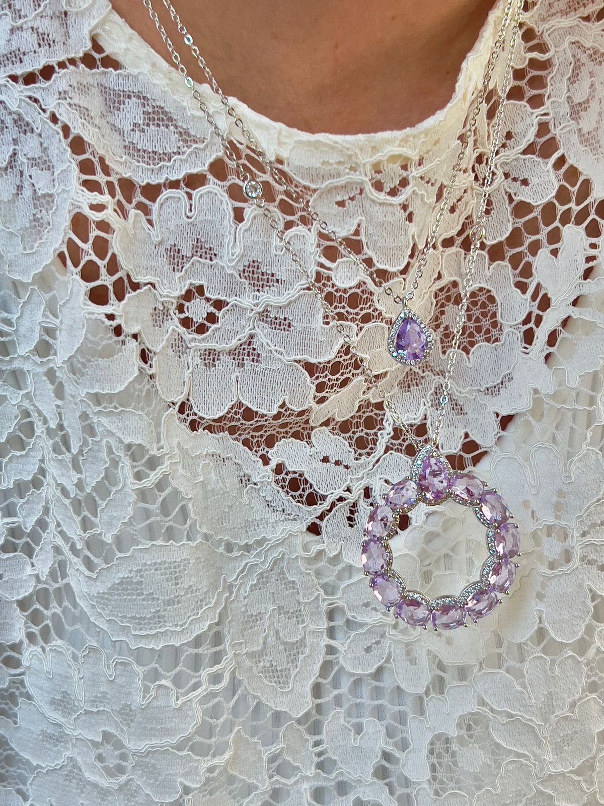 Conjunto Redondo e Gota com Zircônia Kunzita Lilás e Cristal em Banho de Ródio Branco