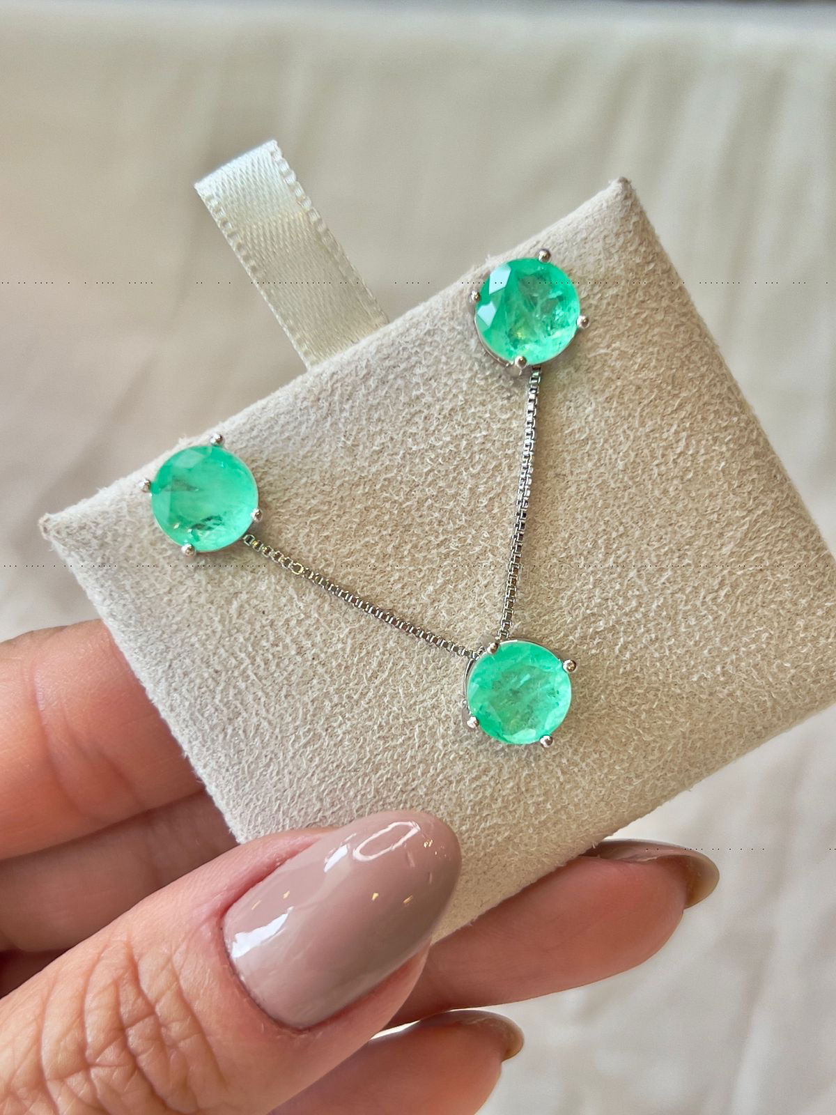 Conjunto Redondo Fusion Esmeralda Colombiana em Banho de Ródio Branco