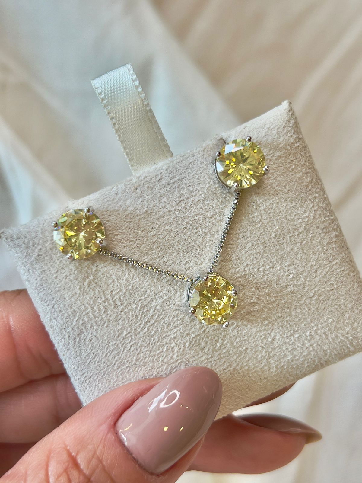 Conjunto Redondo Zircônia Citrino em Banho de Ródio Branco