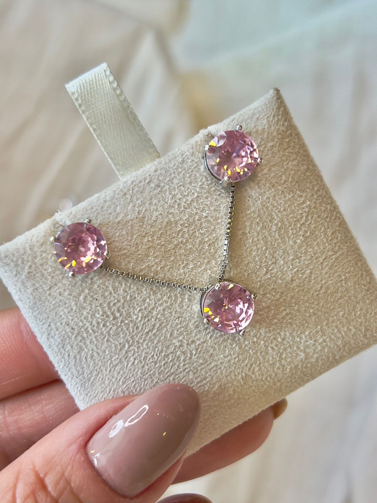 Conjunto Redondo Zircônia Rosa Claro em Banho de Ródio Branco