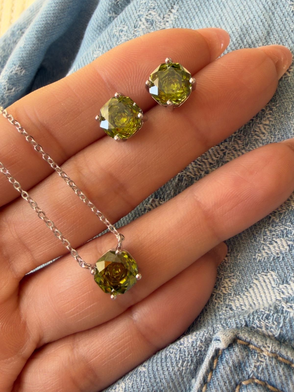 Conjunto “Rose Cut” Zircônia Peridoto em Banho de Ródio Branco
