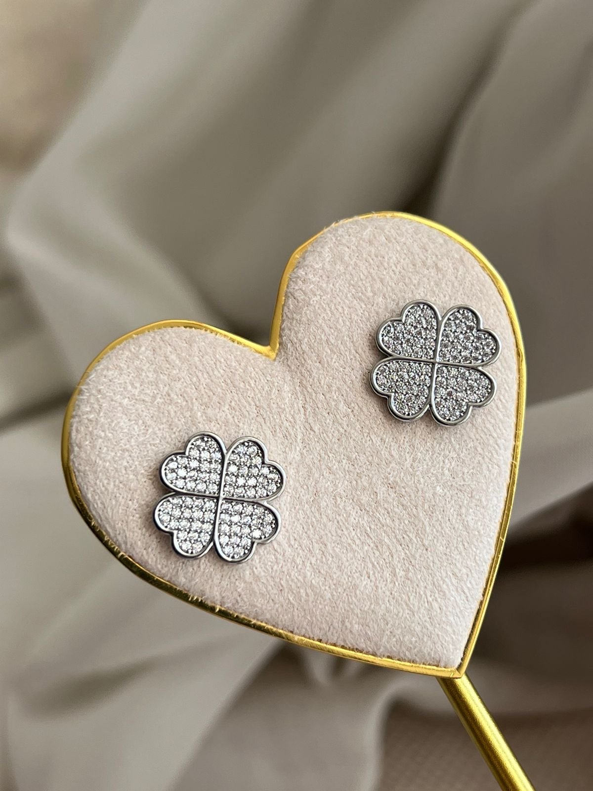 Conjunto Trevo com Madrepérola e Zircônia Cristal (90cm) em Banho de Ródio Branco