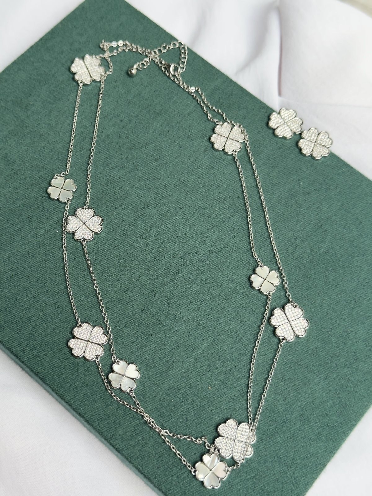 Conjunto Trevo com Madrepérola e Zircônia Cristal (90cm) em Banho de Ródio Branco