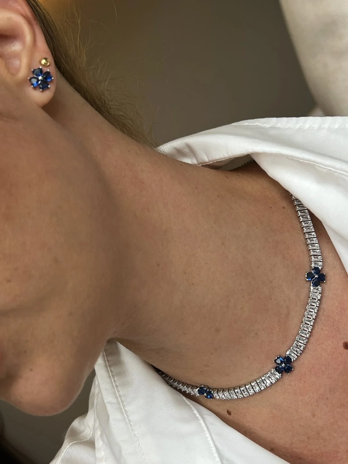 Conjunto Trevo com Zircônia Cristal e Azul (Fecho Joia) em Banho de Ródio Branco