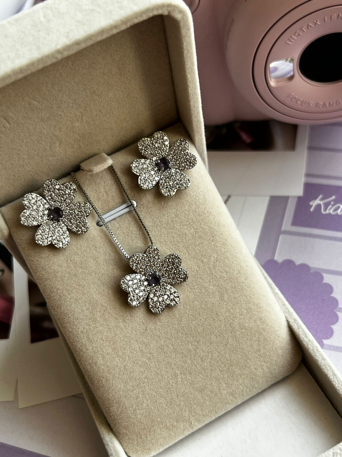 Conjunto Trevo com Zircônia Cristal e Lilás em Banho de Ródio Branco