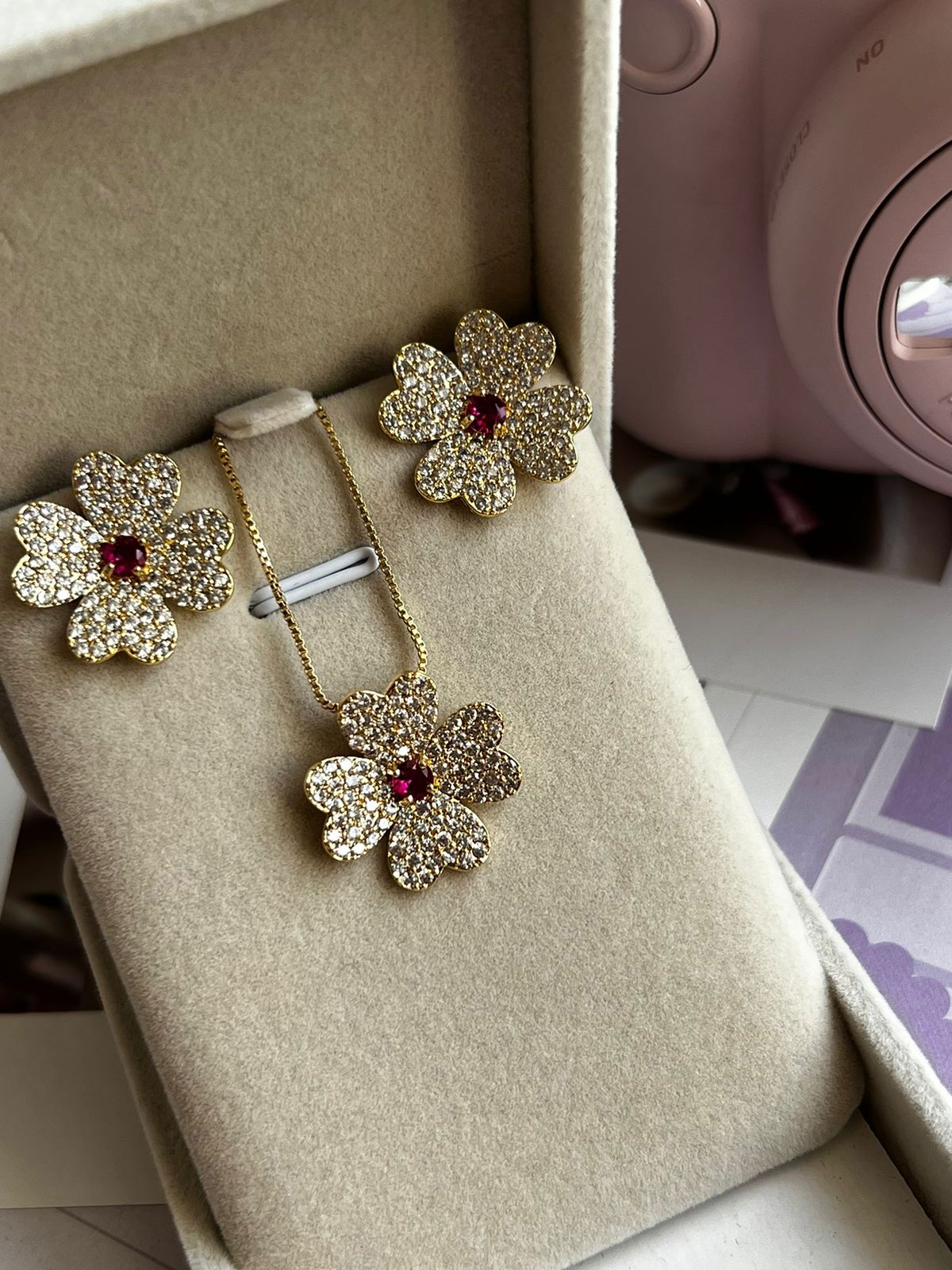 Conjunto Trevo com Zircônia Cristal e Pink em Banho de Ouro