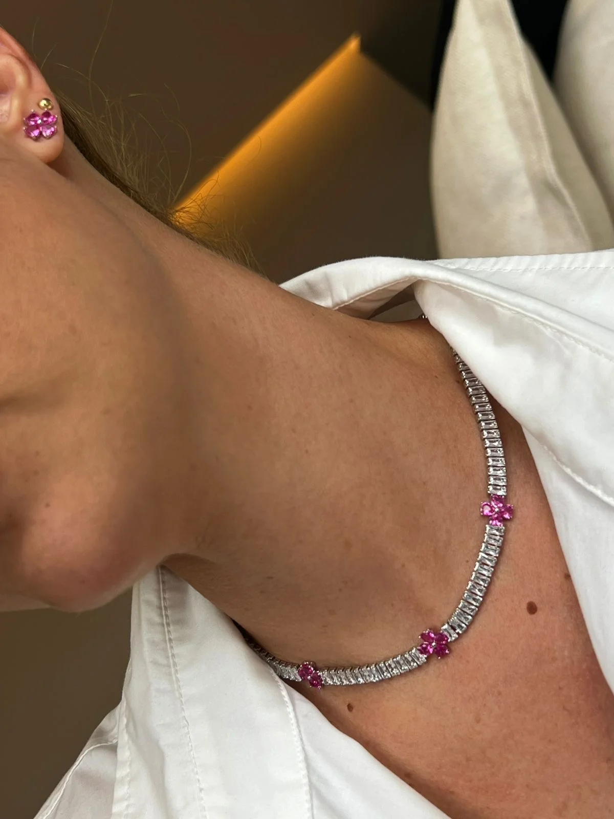 Conjunto Trevo com Zircônia Cristal e Pink (Fecho Joia) em Banho de Ródio Branco