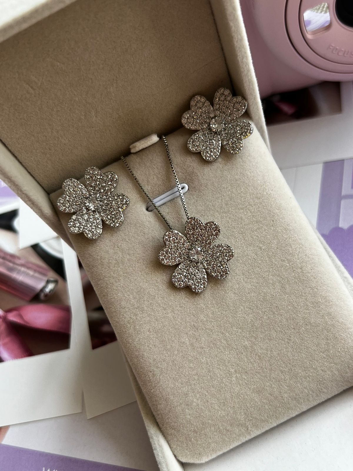 Conjunto Trevo com Zircônia Cristal em Banho de Ródio Branco