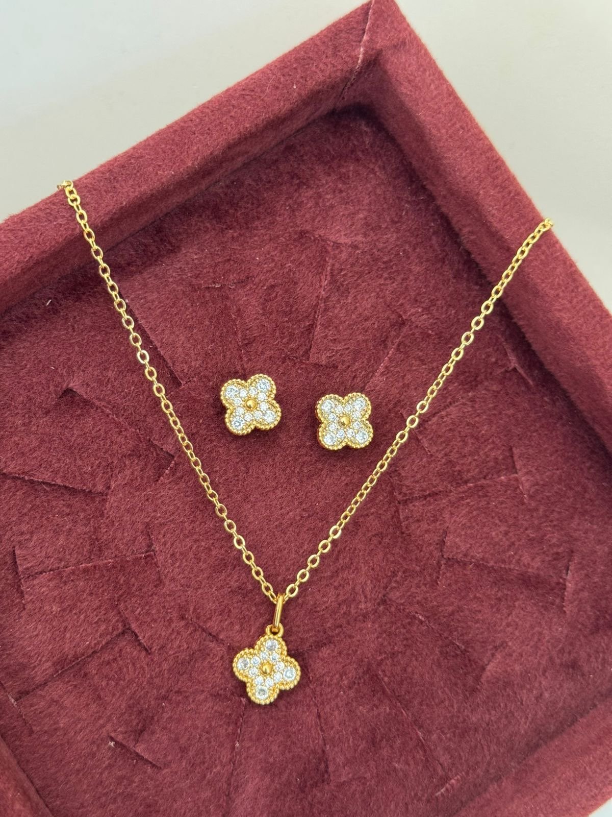 Conjunto Trevo com Zircônia Cristal em Banho Ouro