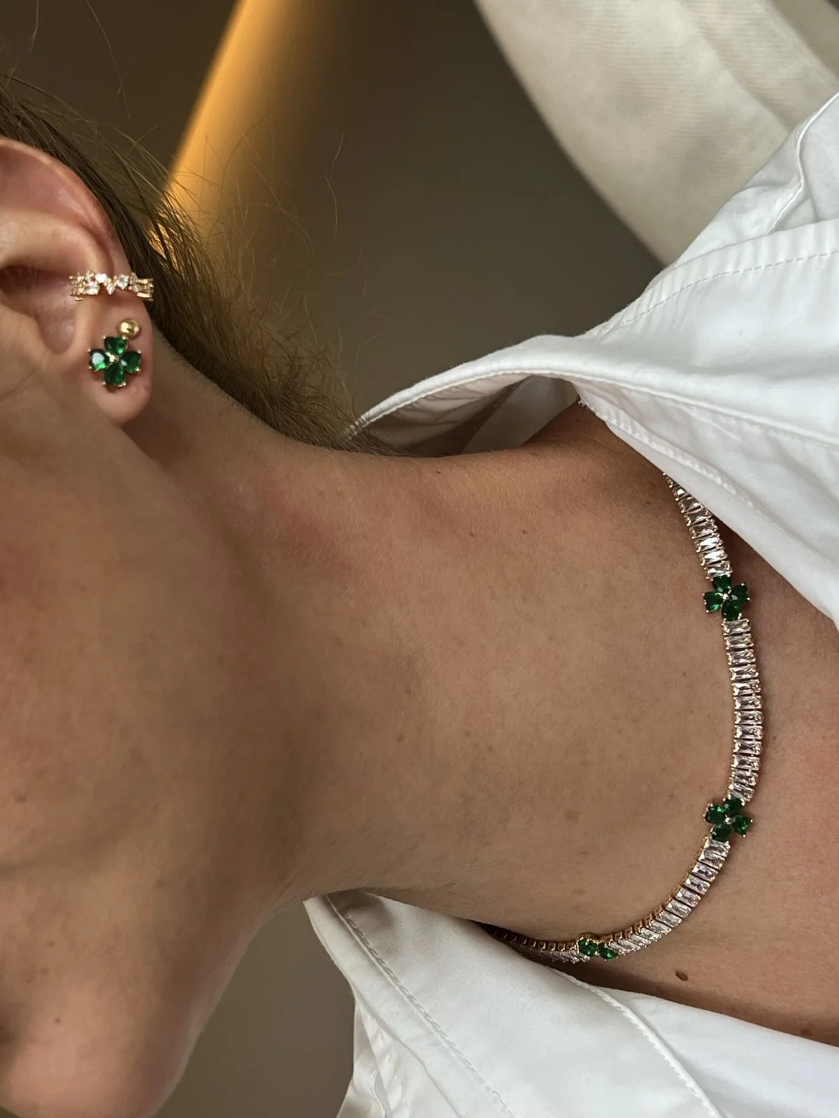 Conjunto Trevo com Zircônia Cristal Verde Esmeralda (Fecho Joia) em Banho de Ouro