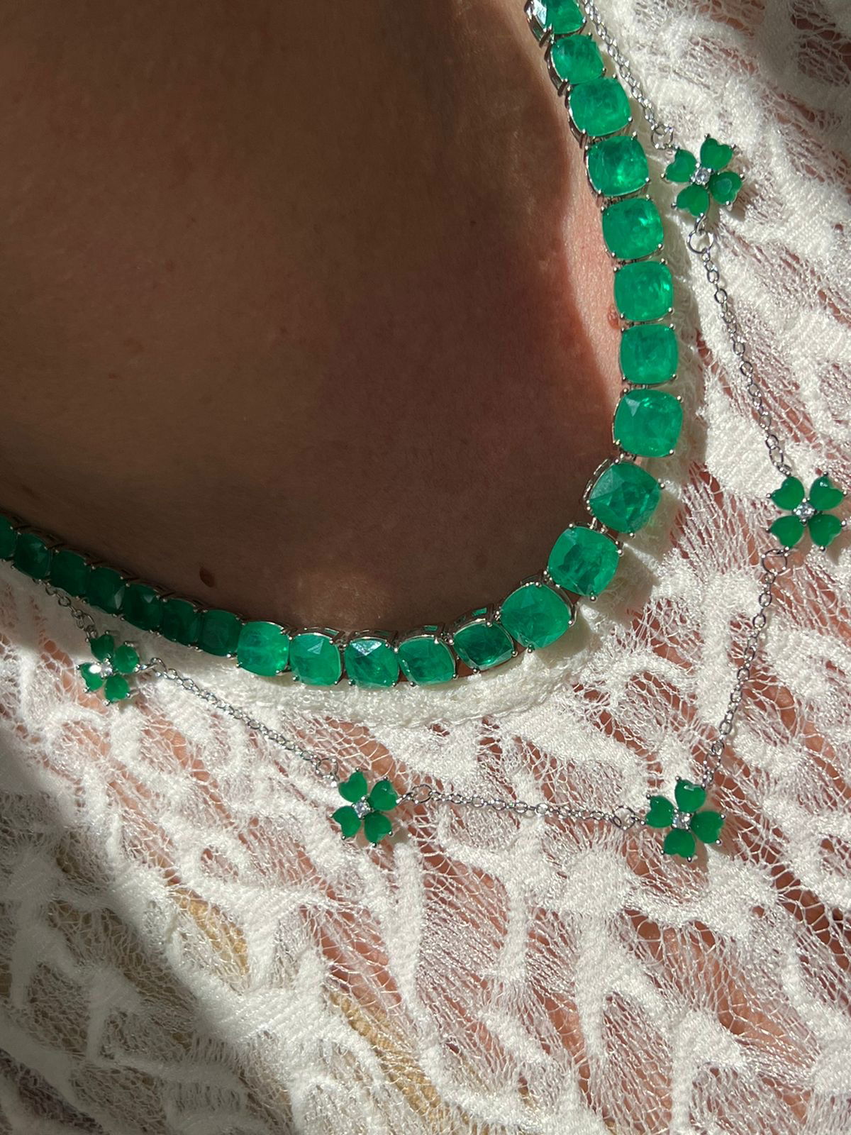 Conjunto Trevos com Zircônia Cristal e Verde Esmeralda Leitosa em Banho de Ródio Branco