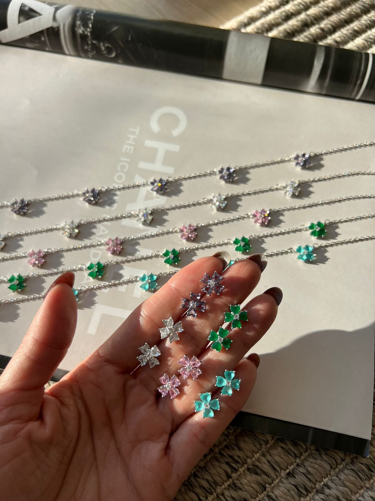 Conjunto Trevos com Zircônia Cristal e Verde Esmeralda Leitosa em Banho de Ródio Branco