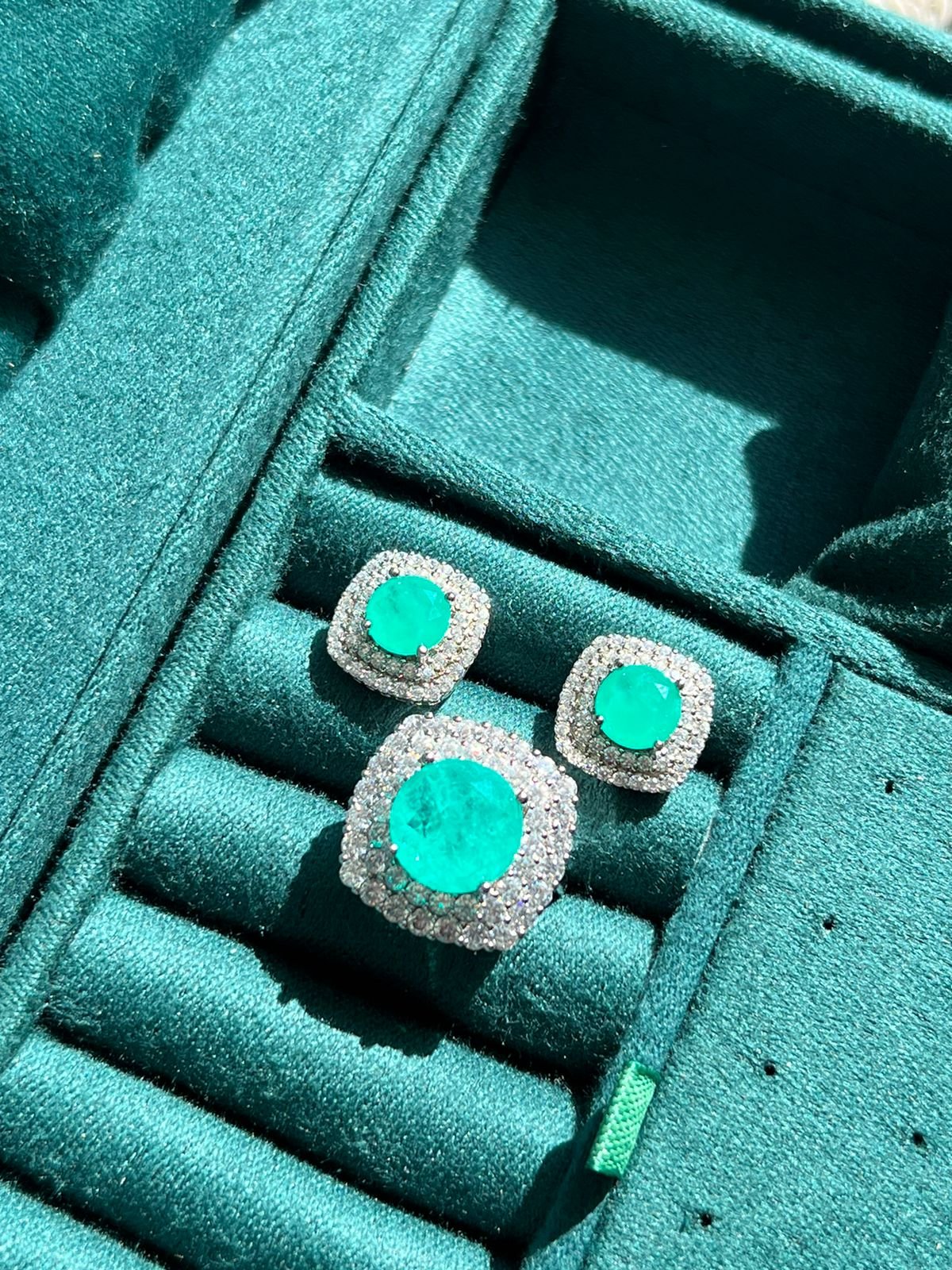 Conjunto Vitória Anel e Brinco com Zircônia Cristal e Fusion Esmeralda Colombiana em Banho Ródio Branco