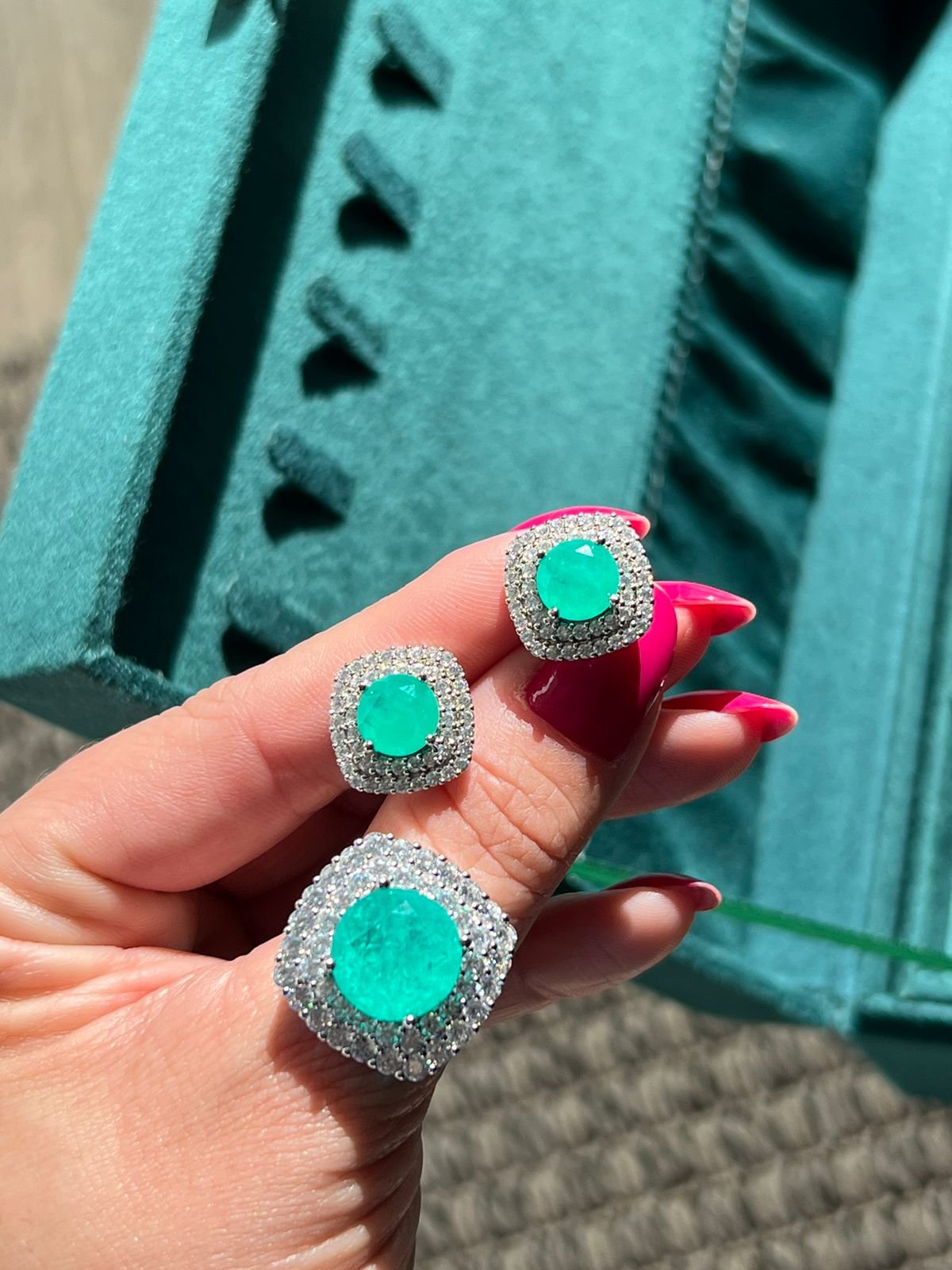 Conjunto Vitória Anel e Brinco com Zircônia Cristal e Fusion Esmeralda Colombiana em Banho Ródio Branco