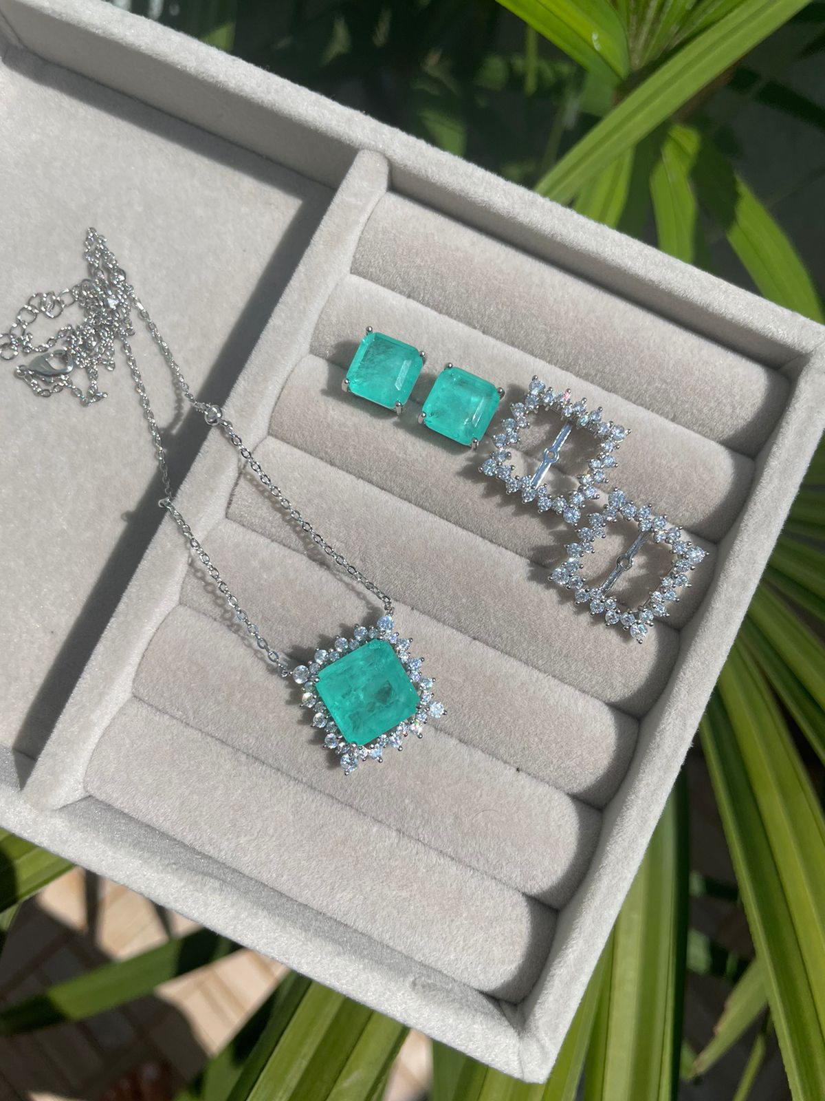 Conjunto Quadrado com Zircônia Cristal e Fusion Esmeralda Colombiana em Banho Ródio Branco