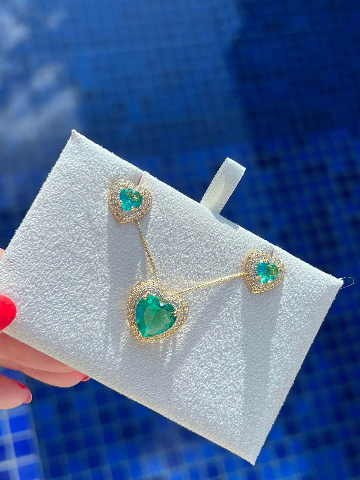 Conjunto Coração com Zircônia Cristal e Turmalina Verde em Banho de Ouro