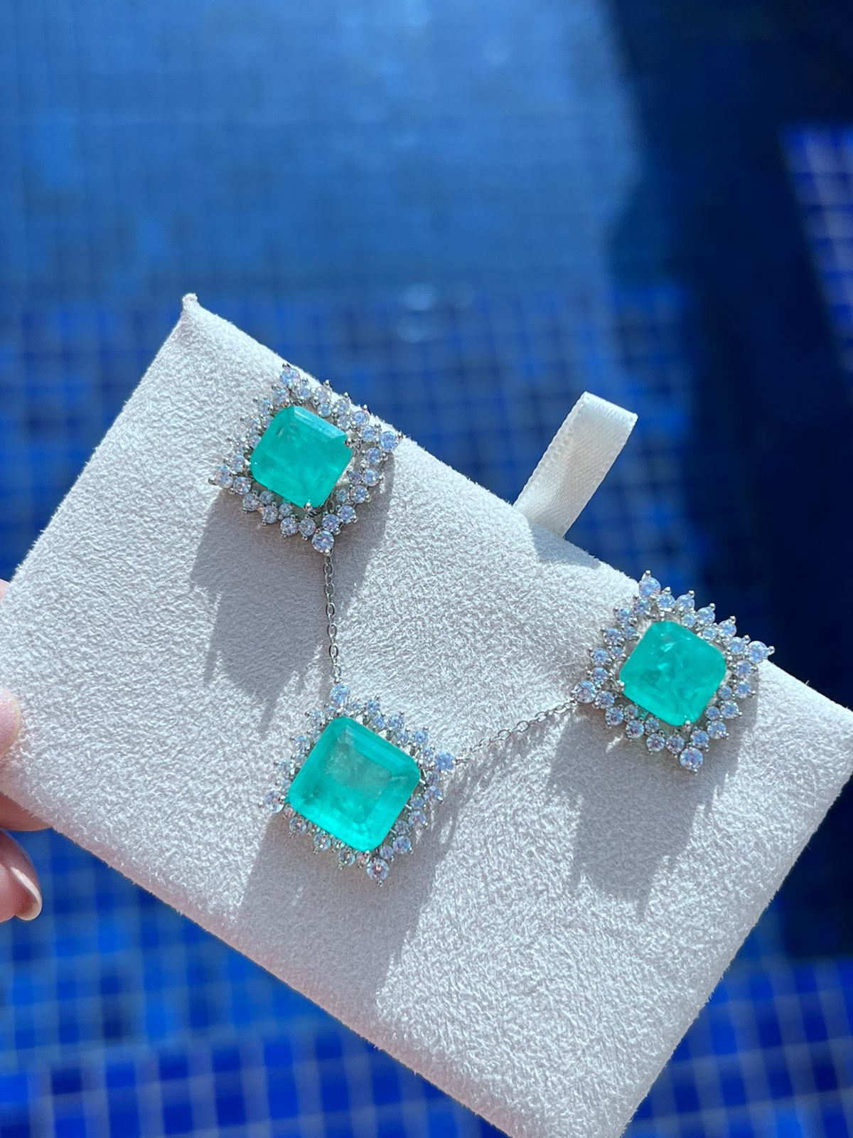 Conjunto Quadrado com Zircônia Cristal e Fusion Esmeralda Colombiana em Banho Ródio Branco