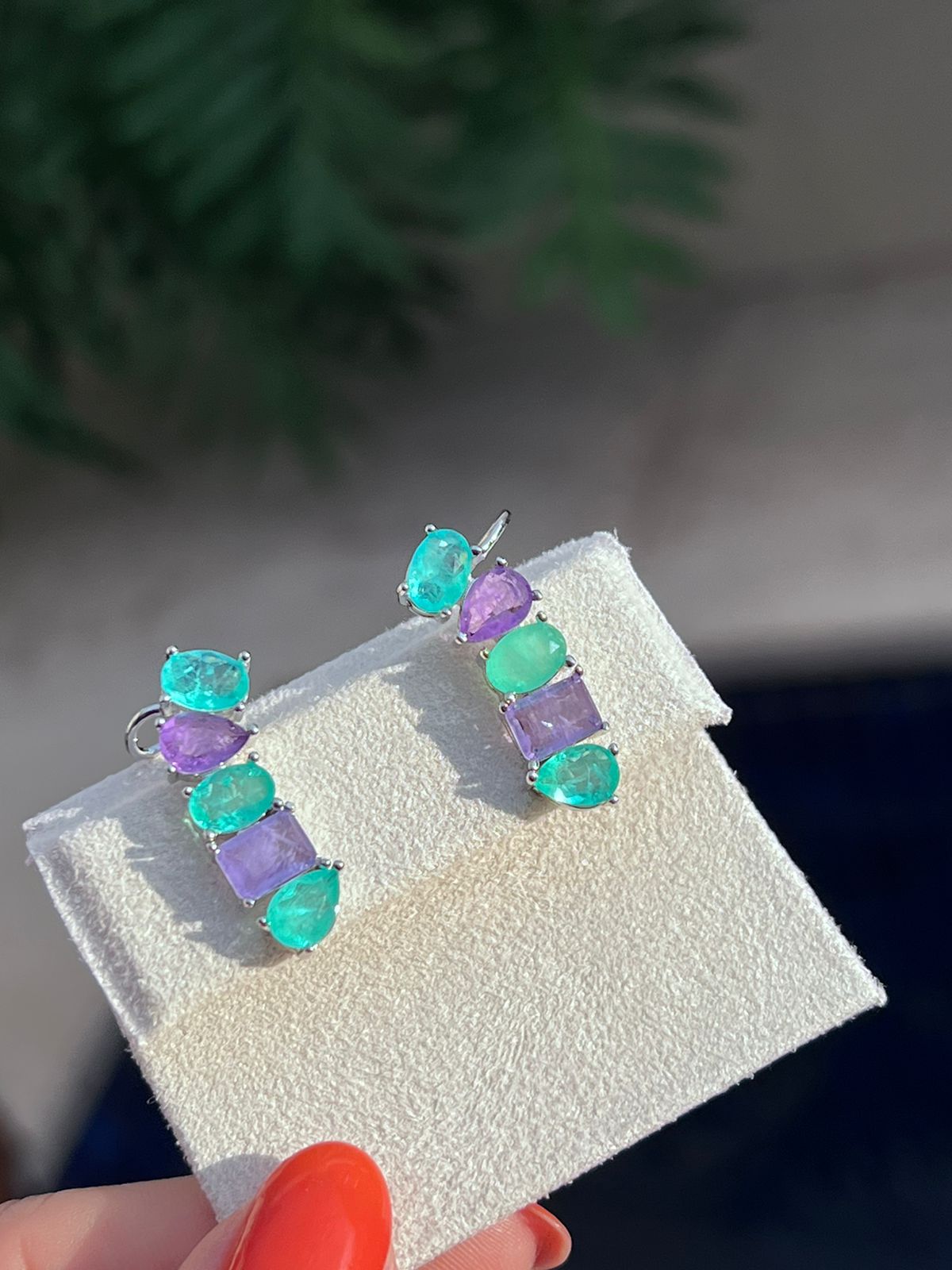 Brinco Ear Cuff com Fusion Esmeralda Colombiana e Violeta em Banho Ródio Branco