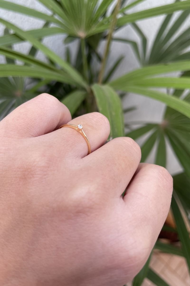 Anel Solitário Réplica com Micro Zircônia em Banho de Ouro