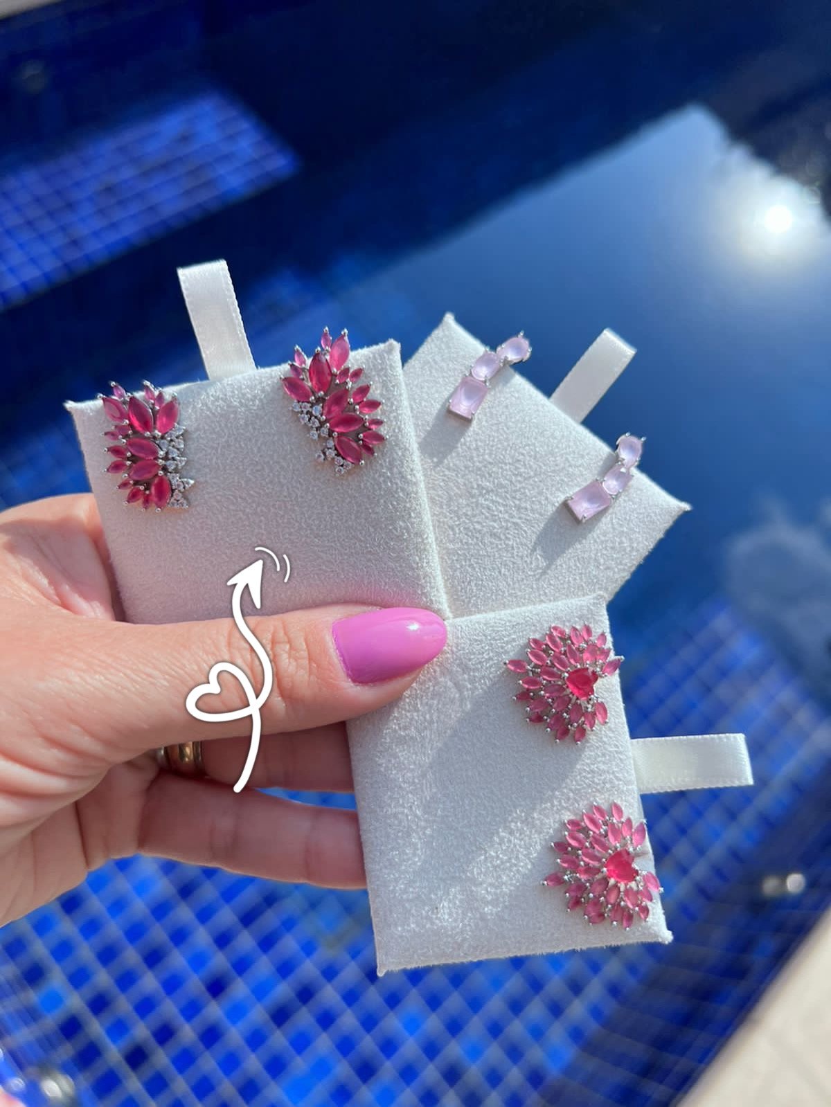 Brinco Ear Cuff com Zircônia Cristal e Rosa Pink Leitoso em Banho Ródio Branco