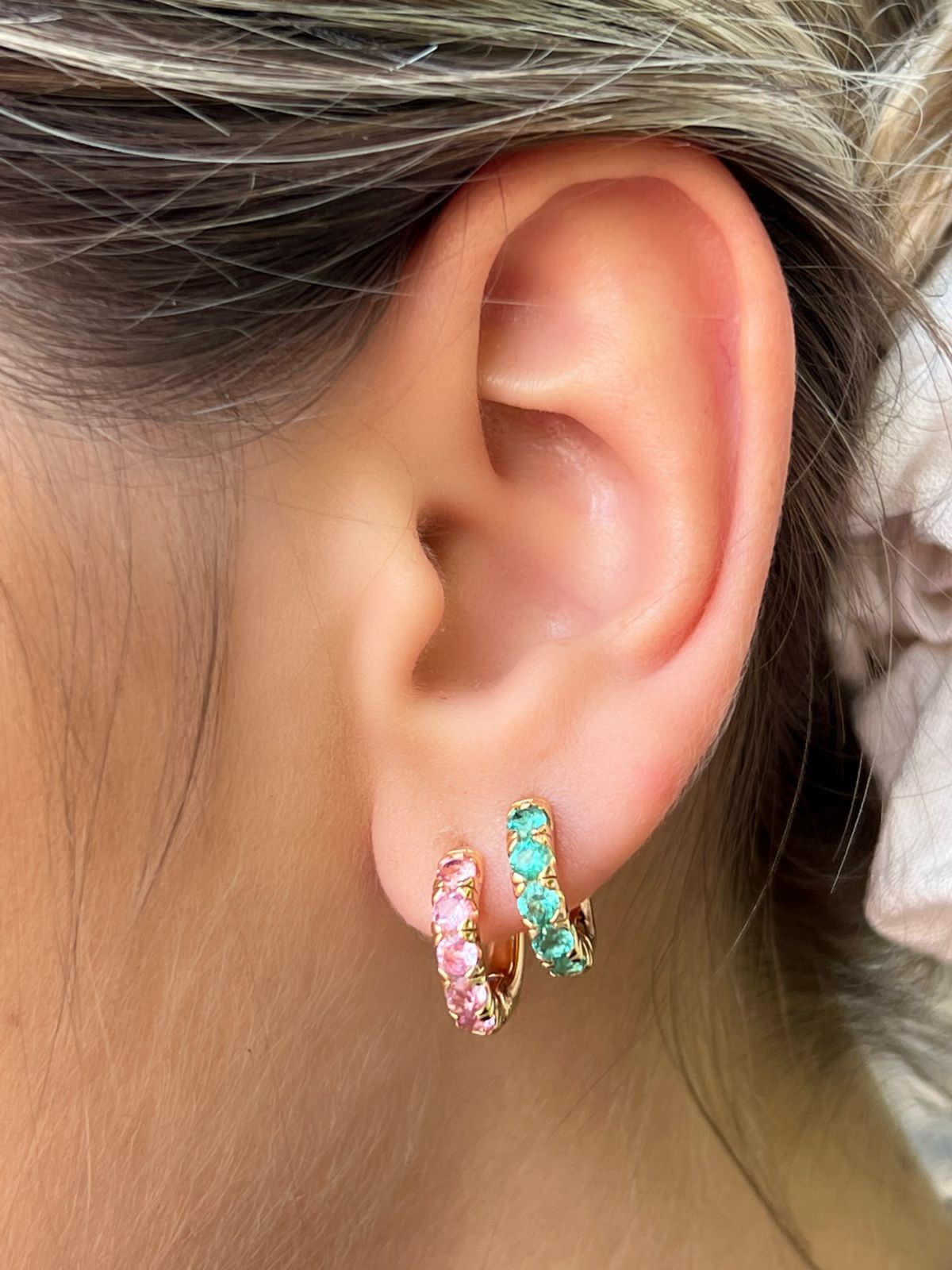 Brinco Argolinha com Zircônia Rosa Bebê em Banho de Ouro