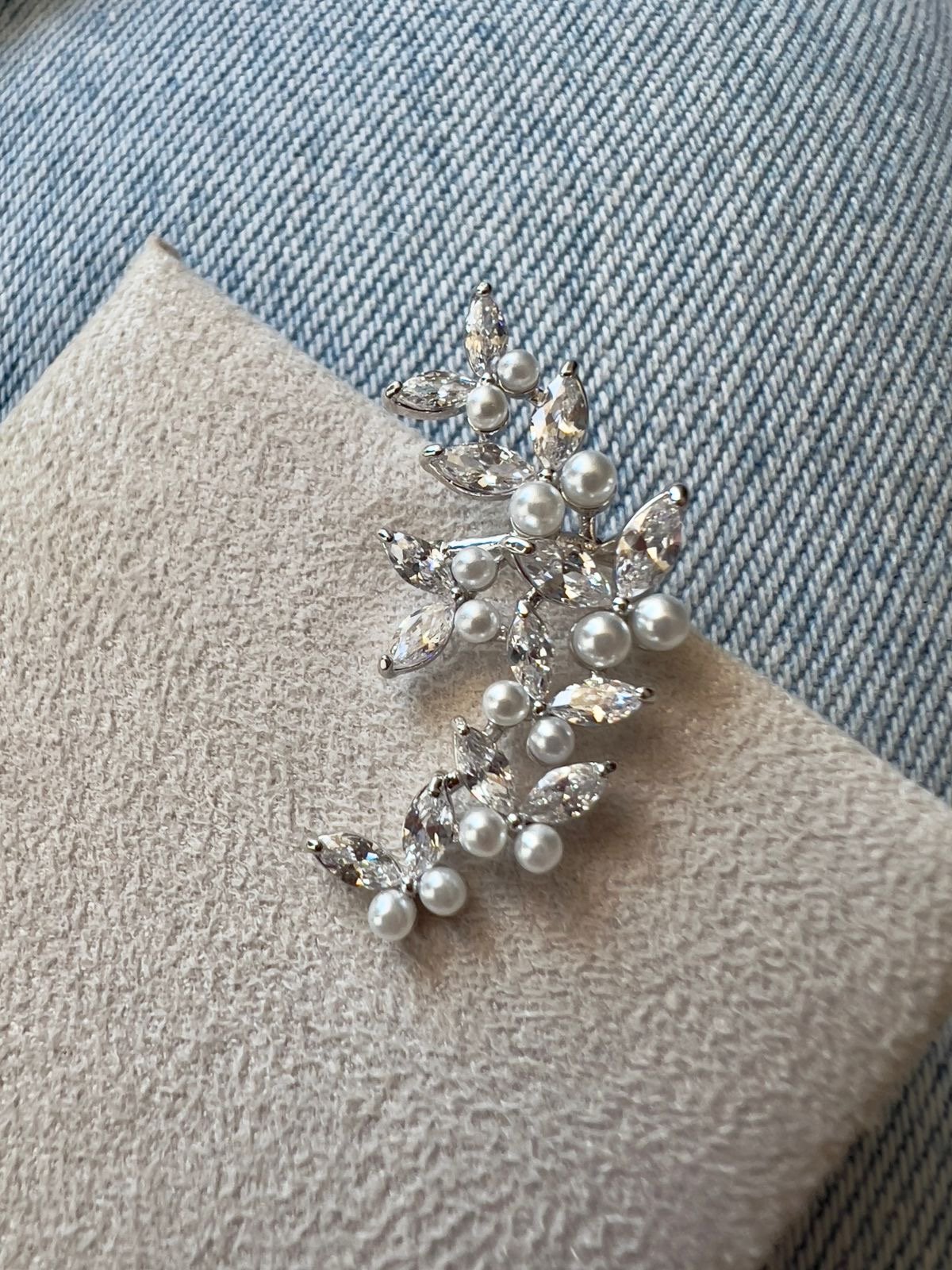 Piercing Fake com Zircônia Cristal e Pérola em Banho de Ródio Branco