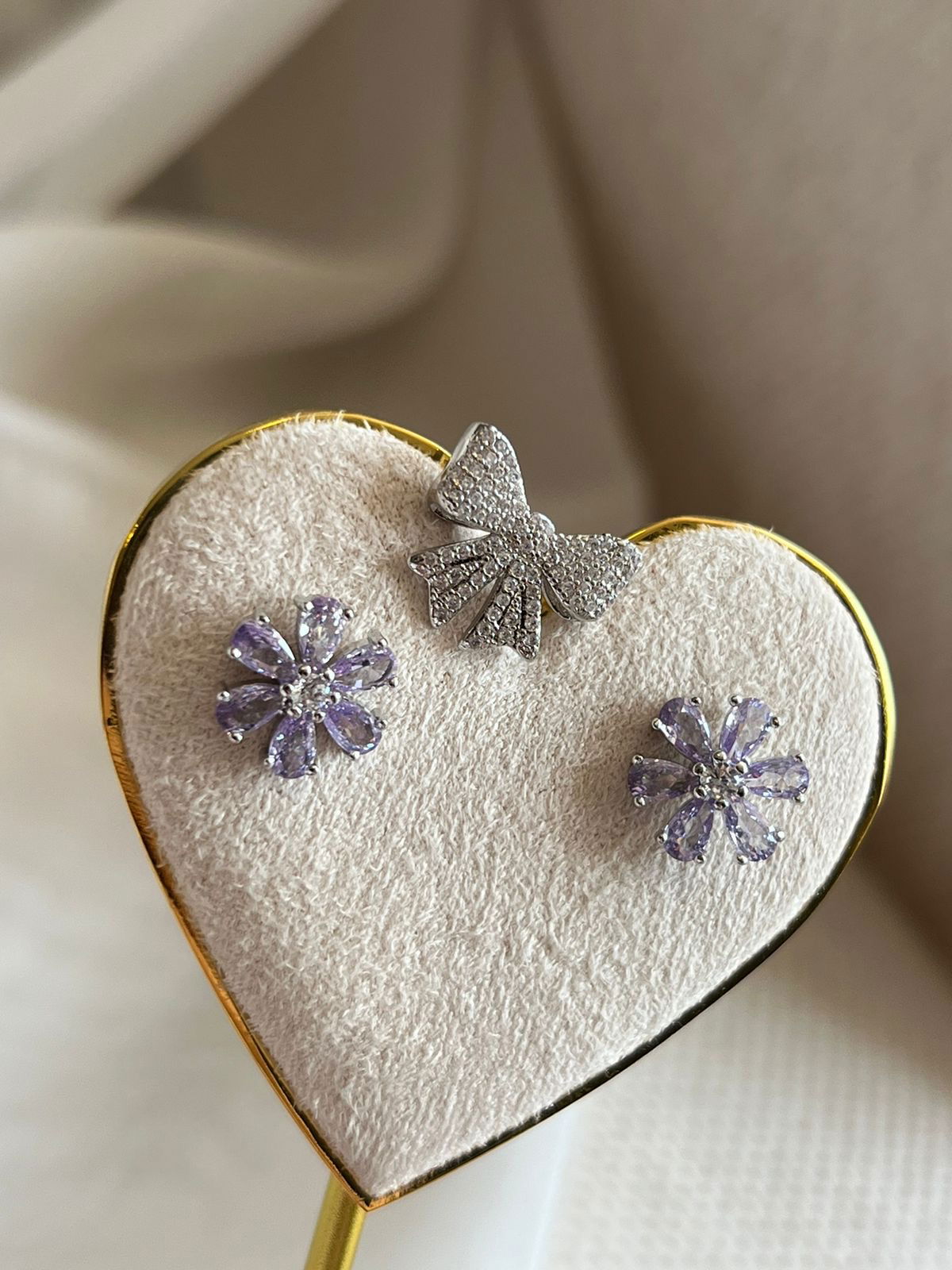 Piercing Fake Laço com Zircônia Cristal em Banho de Ródio Branco