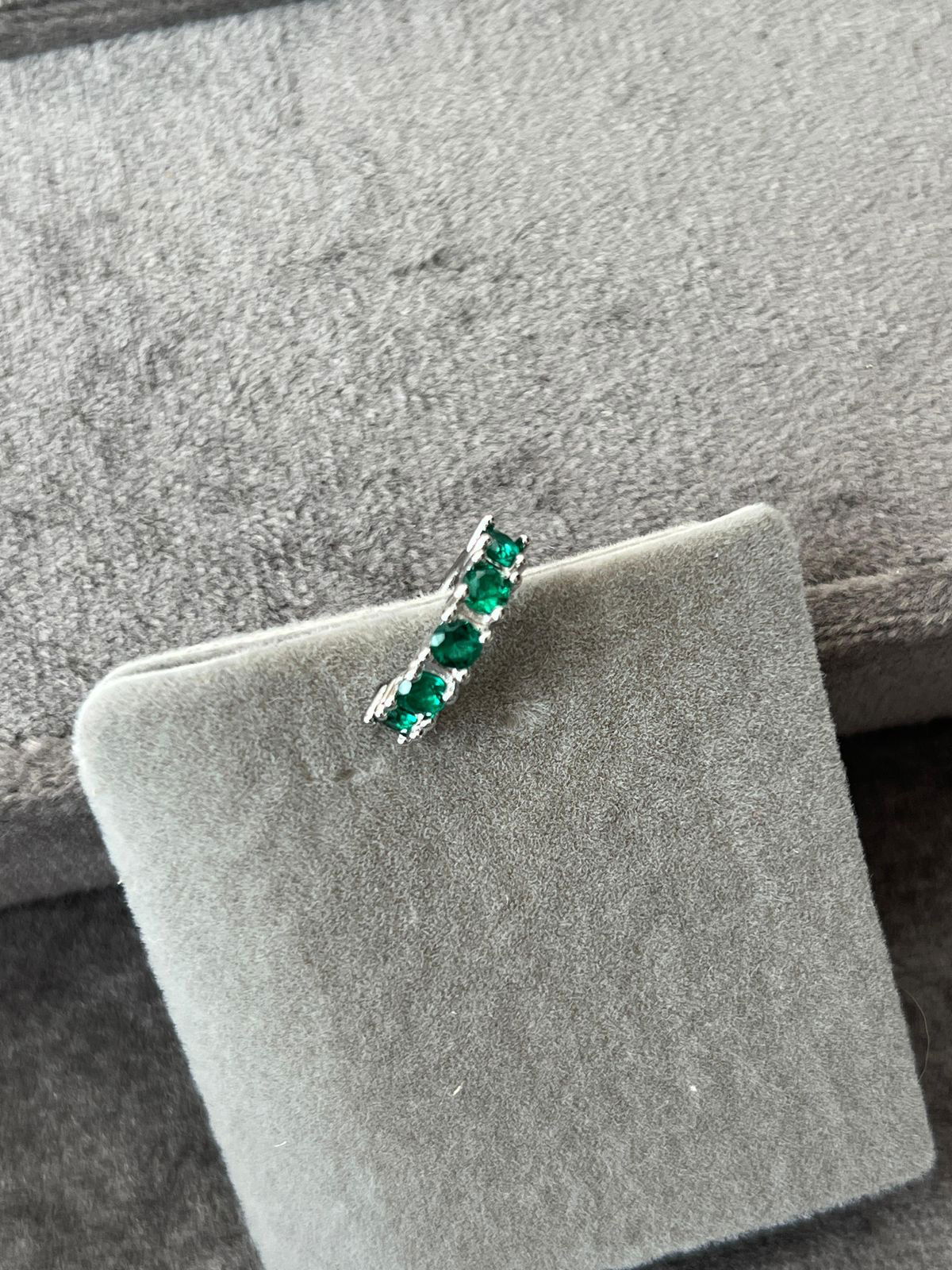 Piercing Fake com Zircônia Verde Esmeralda em Banho de Ródio Branco