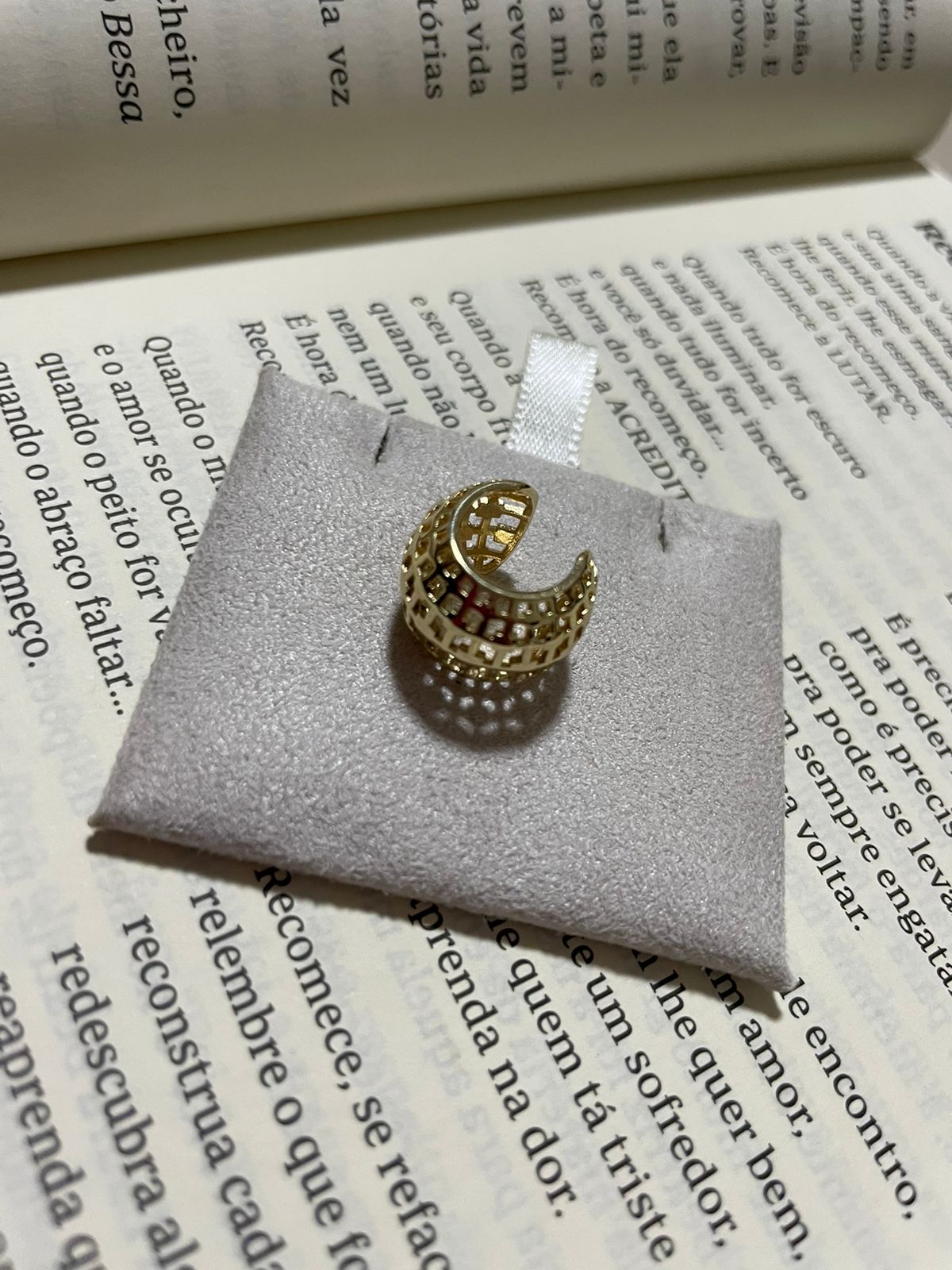 Piercing Fake Detalhado em Banho de Ouro