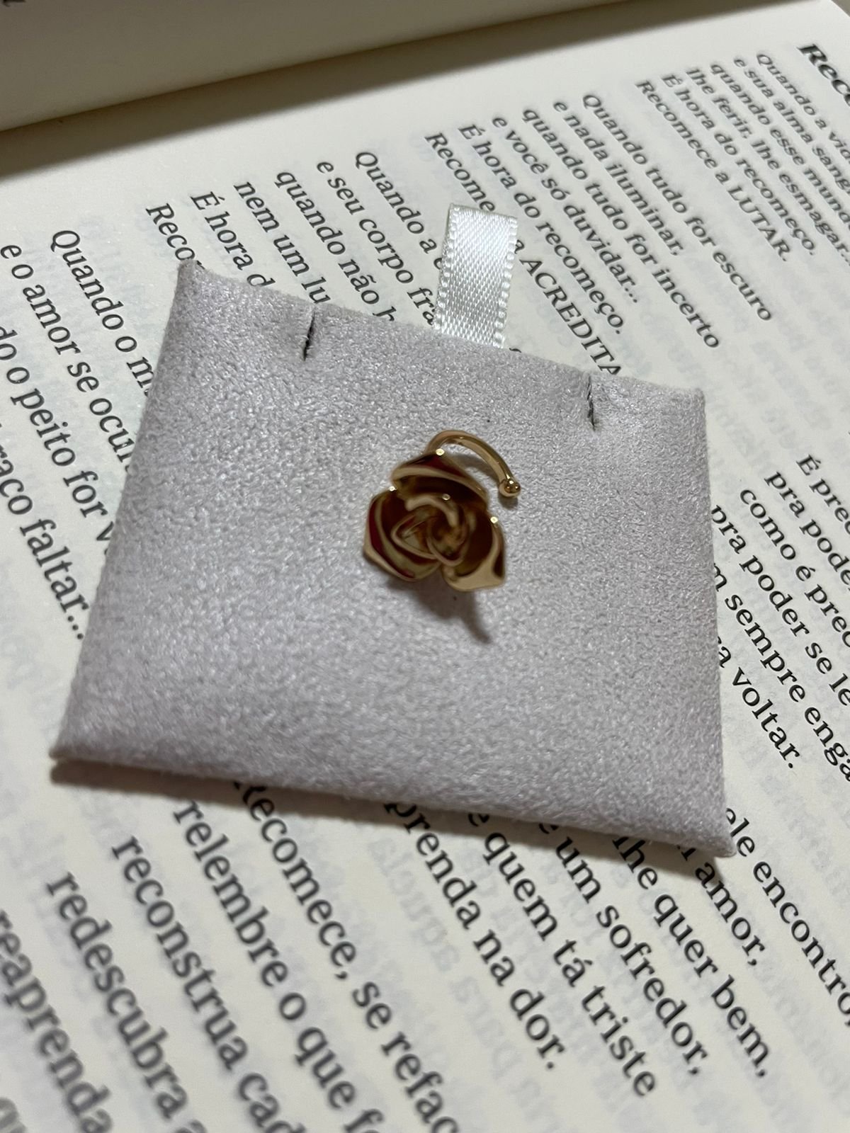 Piercing Fake Flor em Banho de Ouro