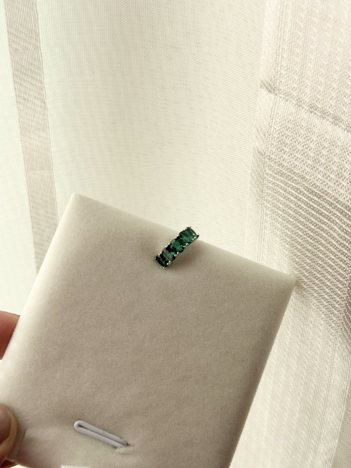Piercing Fake Oval Zircônia Verde Esmeralda em Banho de Ródio Branco