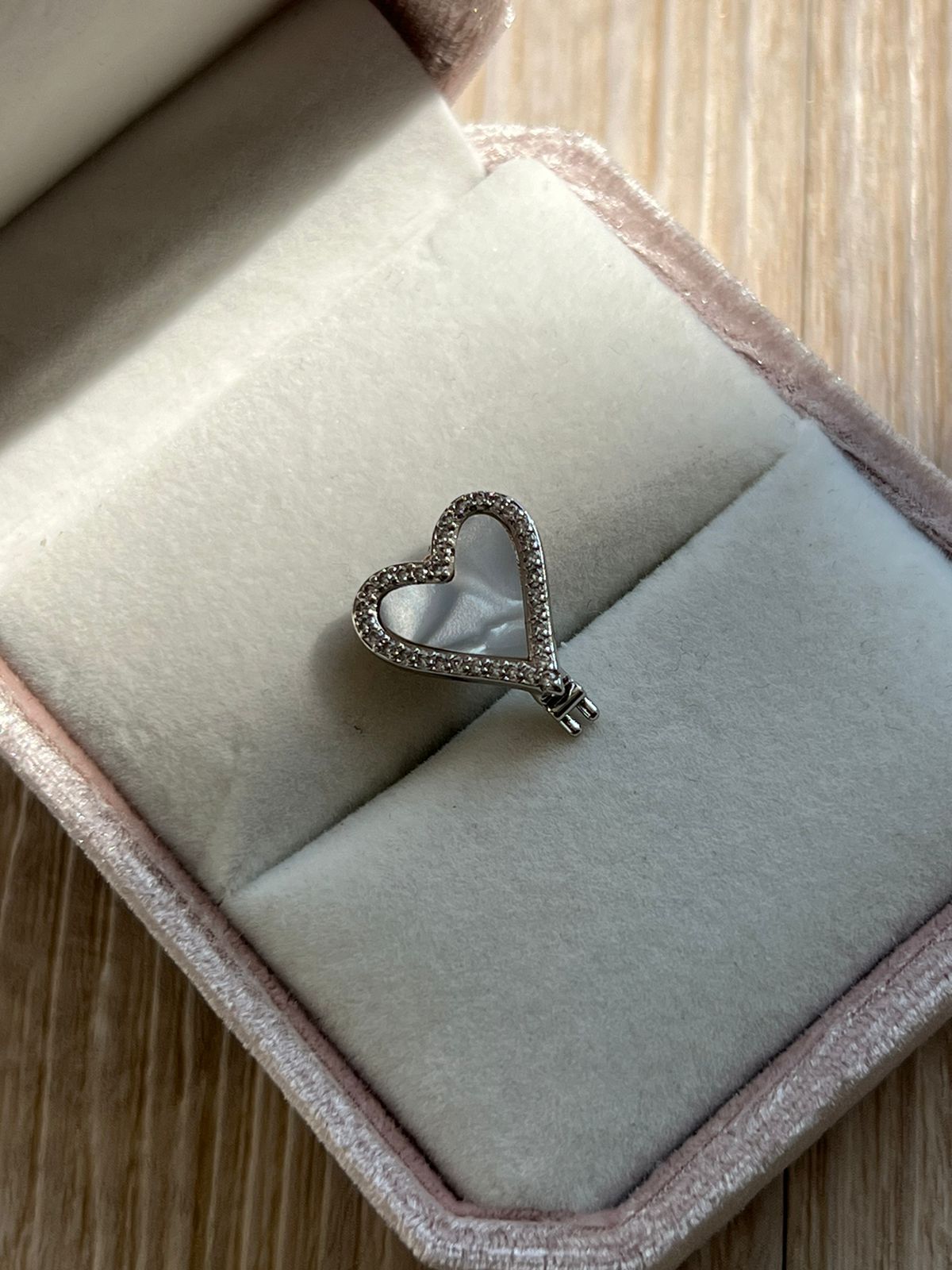 Pingente Coração com Madrepérola (Para Pulseira) em Banho de Ródio Branco