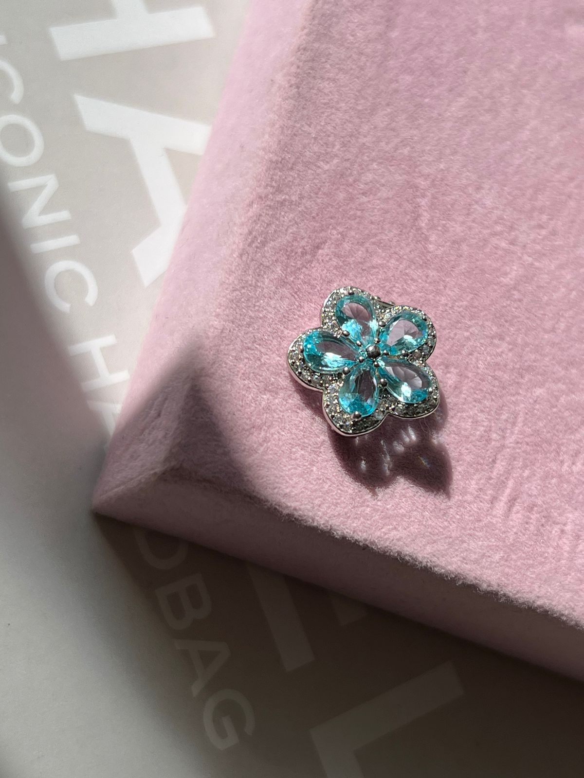 Pingente Flor com Zircônia Cristal e Agua-marinha (Para Pulseira) em Banho de Ródio Branco