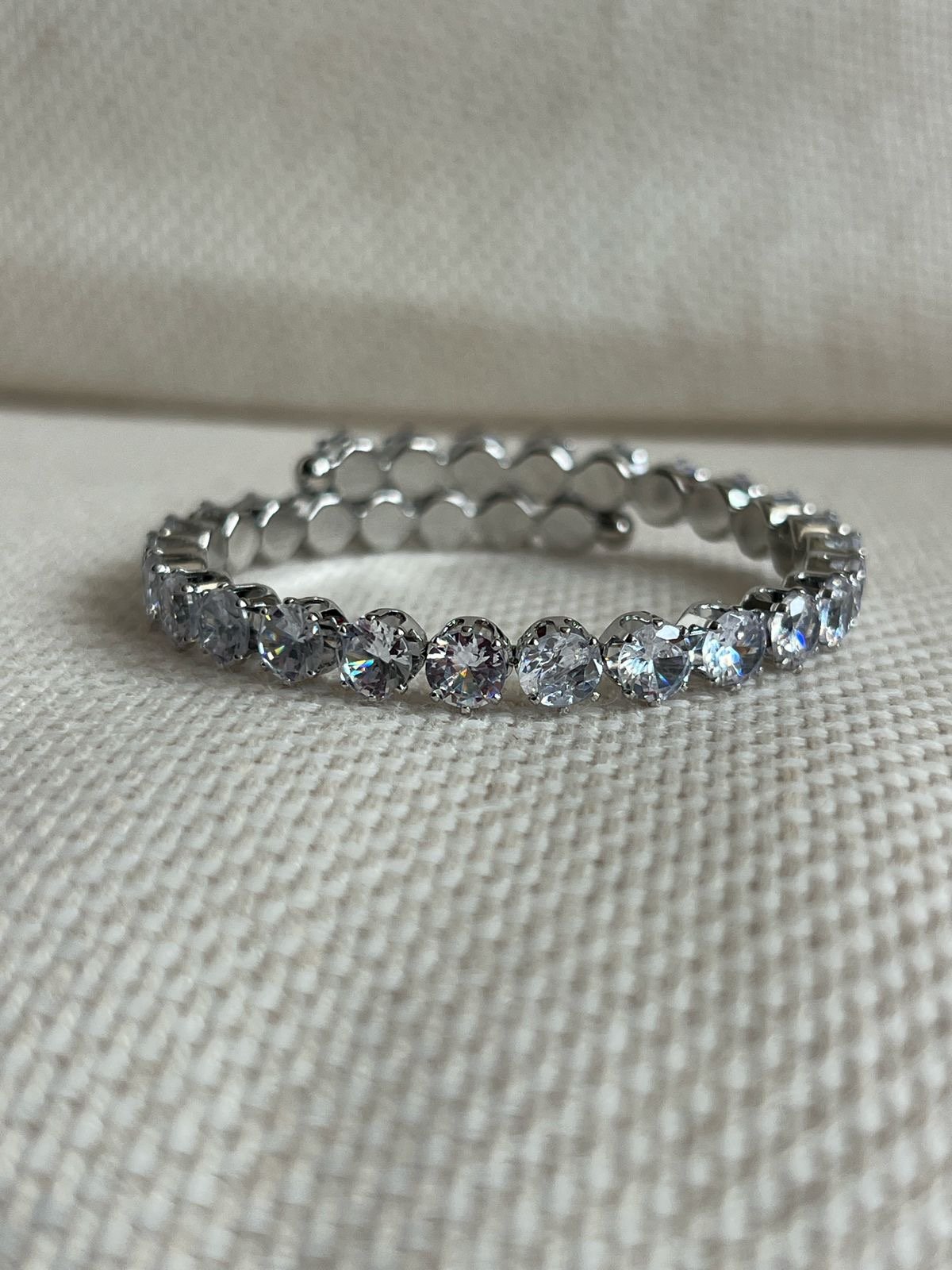 Pulseira Aro Maleável com Zircônia Cristal Redonda em Banho de Ródio Branco
