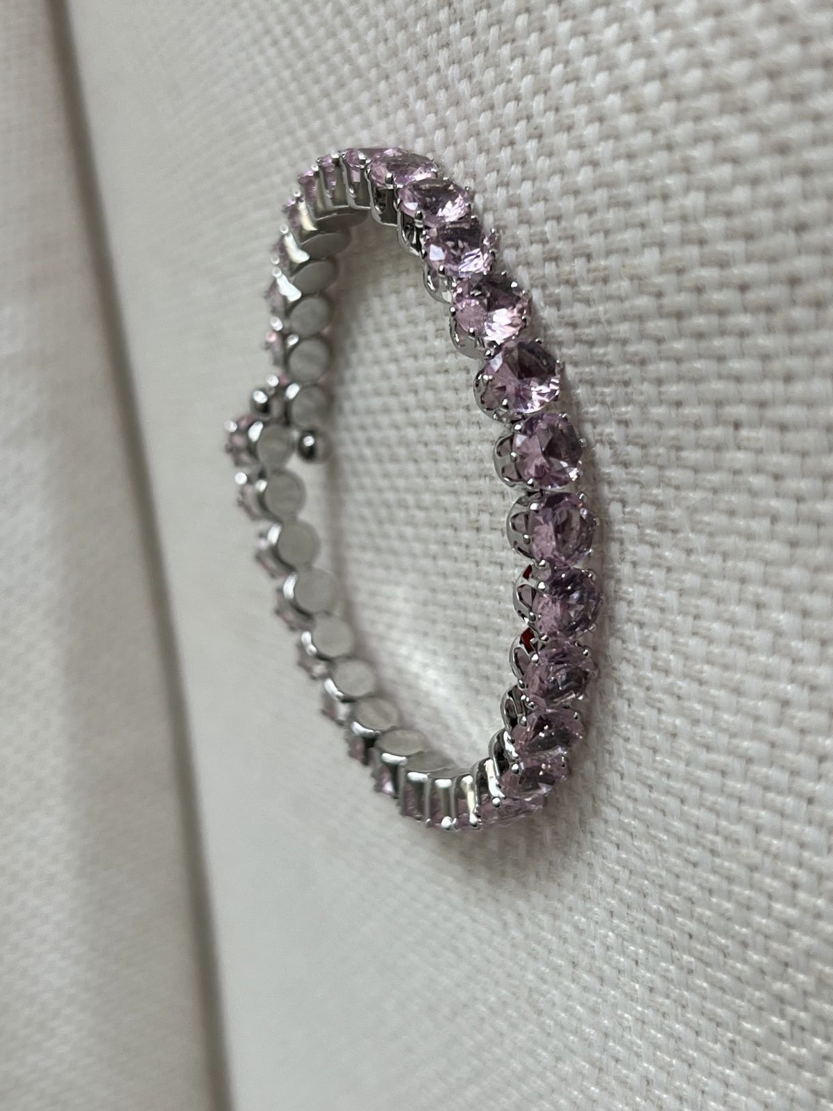 Pulseira Aro Maleável com Zircônia Rosa Claro Rodonda em Banho de Ródio Branco
