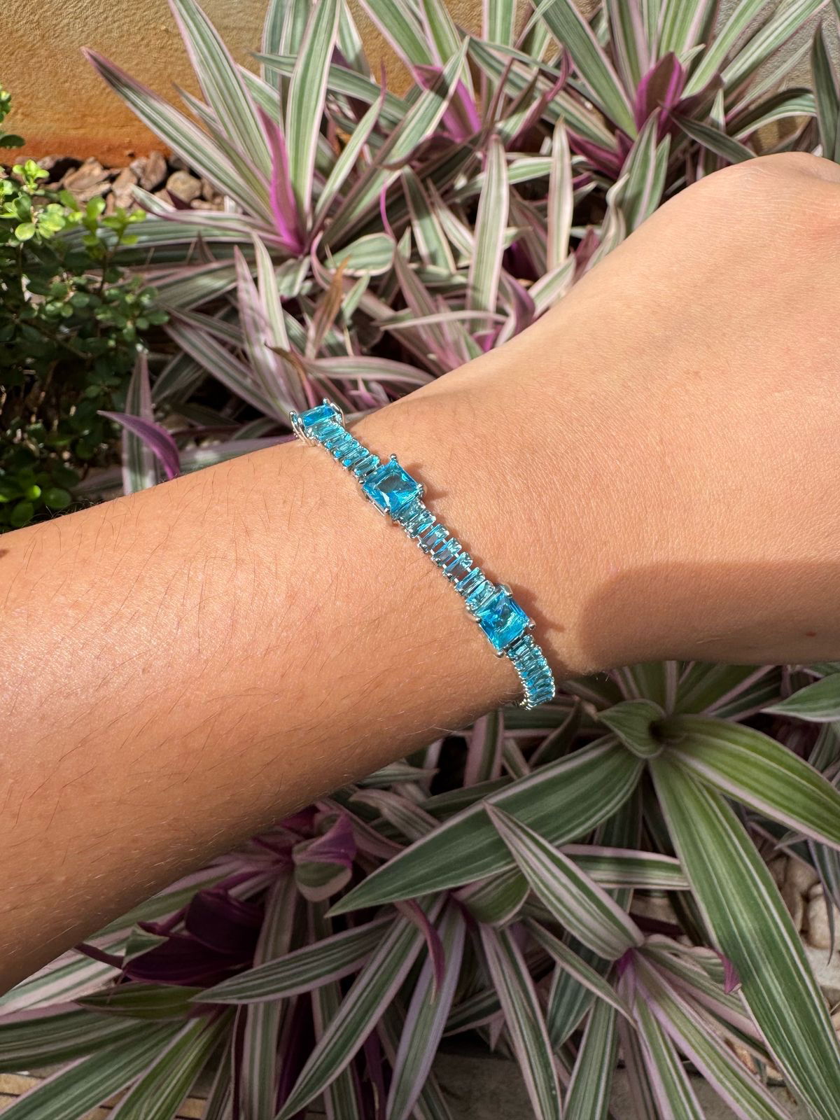 Pulseira com Carrê Azul Claro em (Fecho Joia) em Banho de Ródio Branco