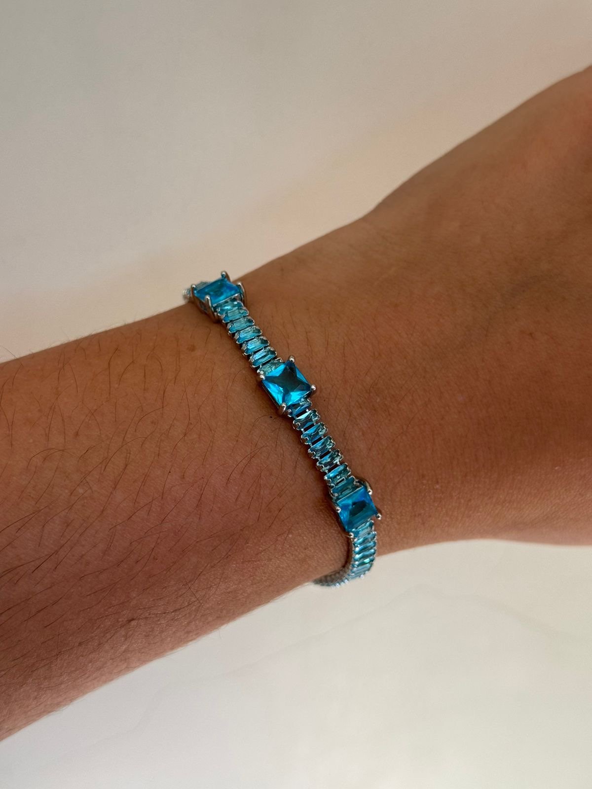 Pulseira com Carrê Azul Claro em (Fecho Joia) em Banho de Ródio Branco