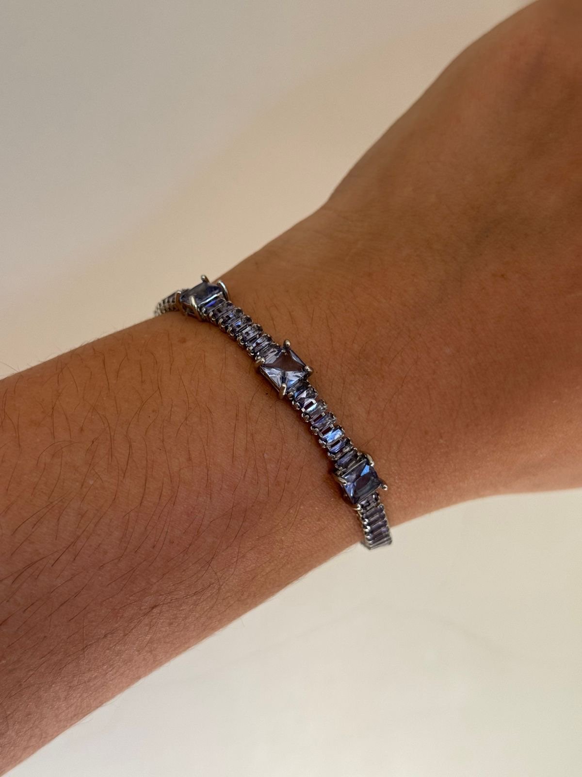 Pulseira com Carrê Lilás (Fecho Joia) em Banho de Ródio Branco