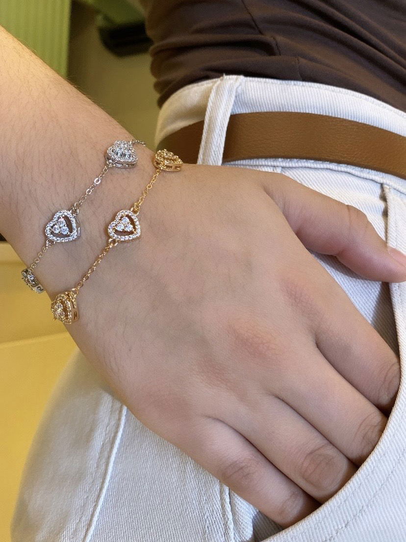 Pulseira com Corações com Zircônia Cristal em Banho de Ouro